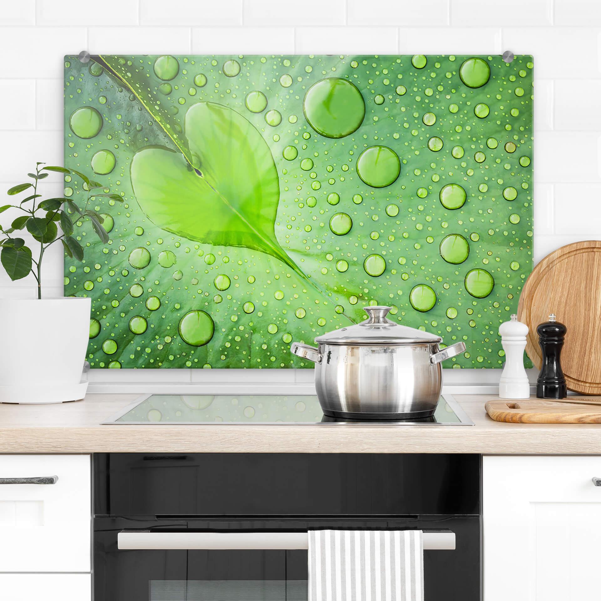 Crédence Foto - Cœur de goutte d'eau sur feuille verte