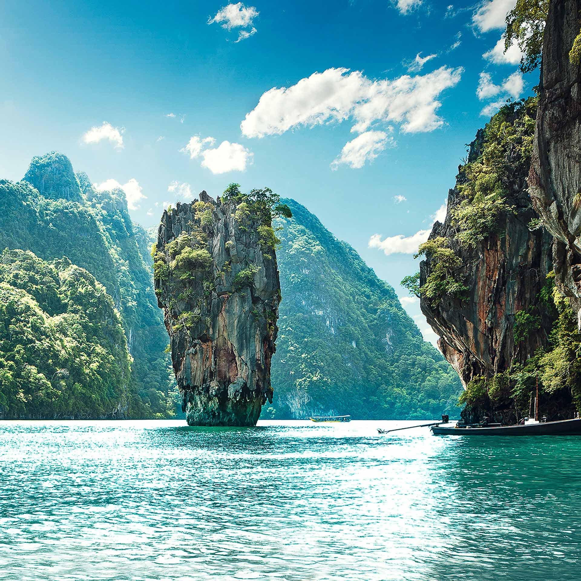 berglandschap behang ThailandIsland in turquoise groen - vliesbehang Designwalls 2 - 2,55 x 3,5 m