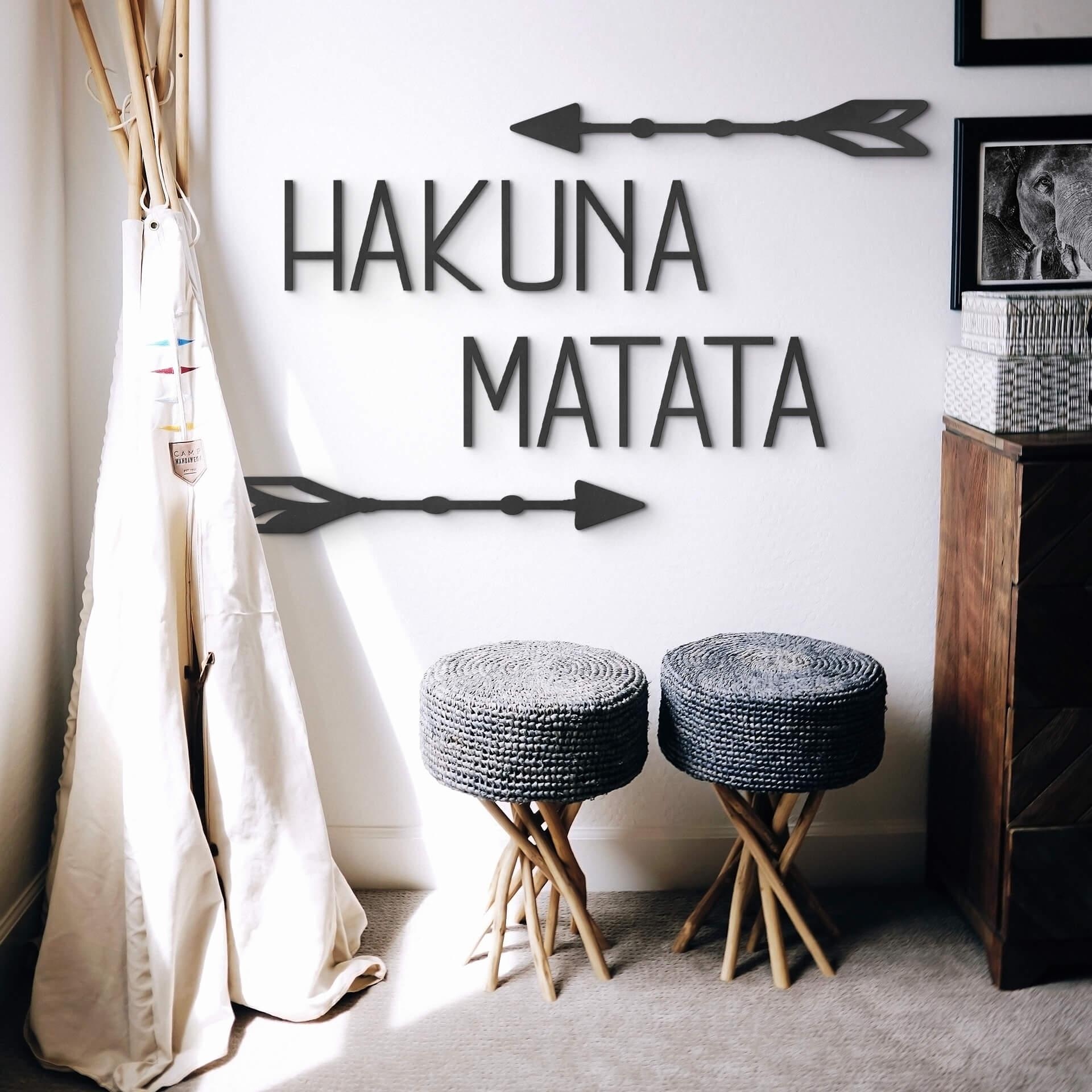 MDF - Trædekoration - Hakuna Matata med pile