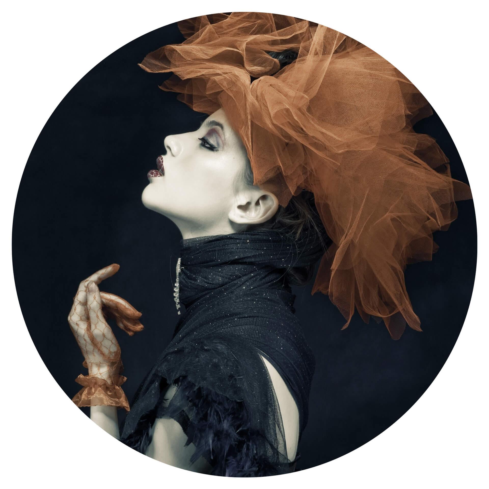 Muursticker rond  Yogasara - Imperious Lady