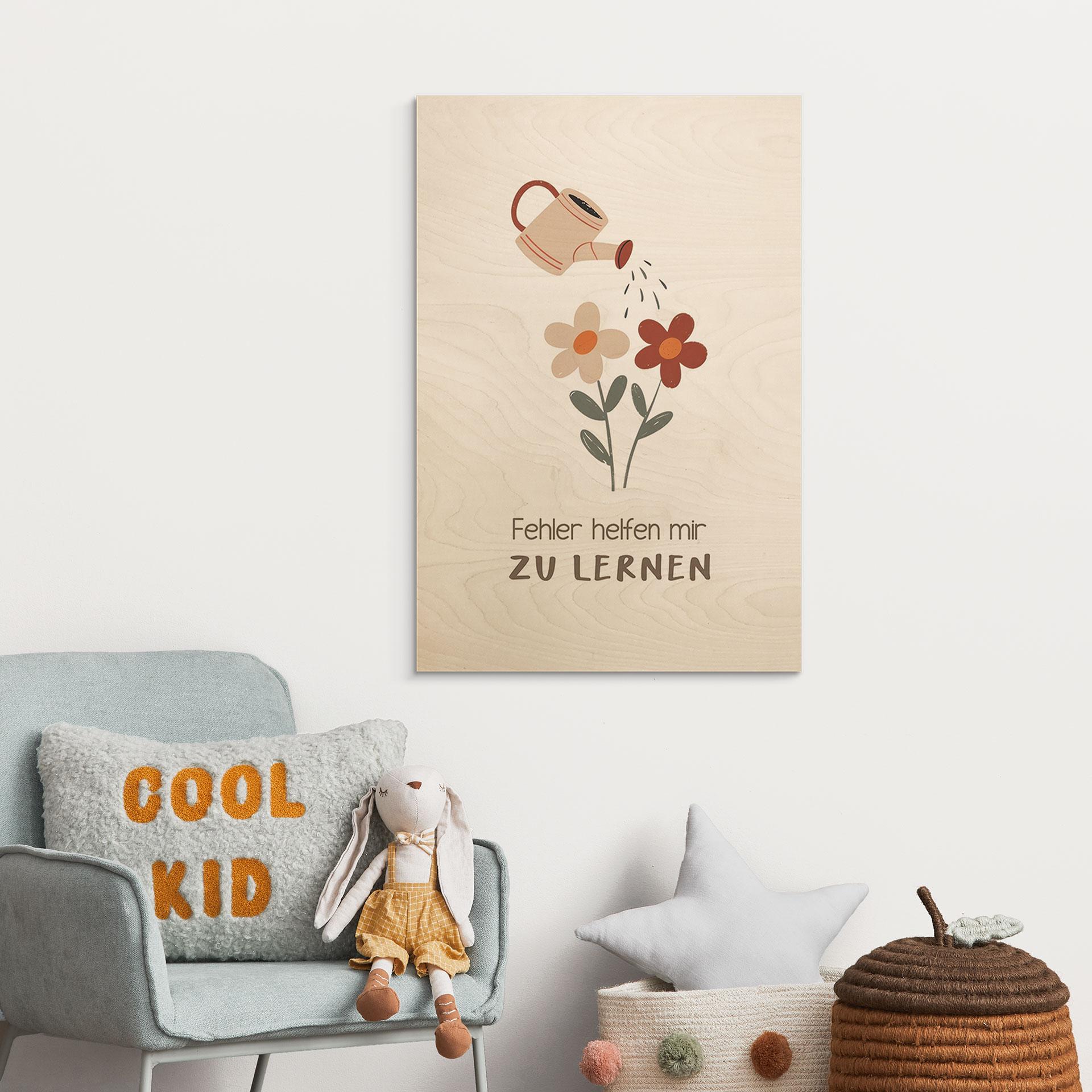 Holzbild mit Gießkanne und Blumen - Glaubenssatz 'Fehler helfen mir zu lernen' fürs Kinderzimmer