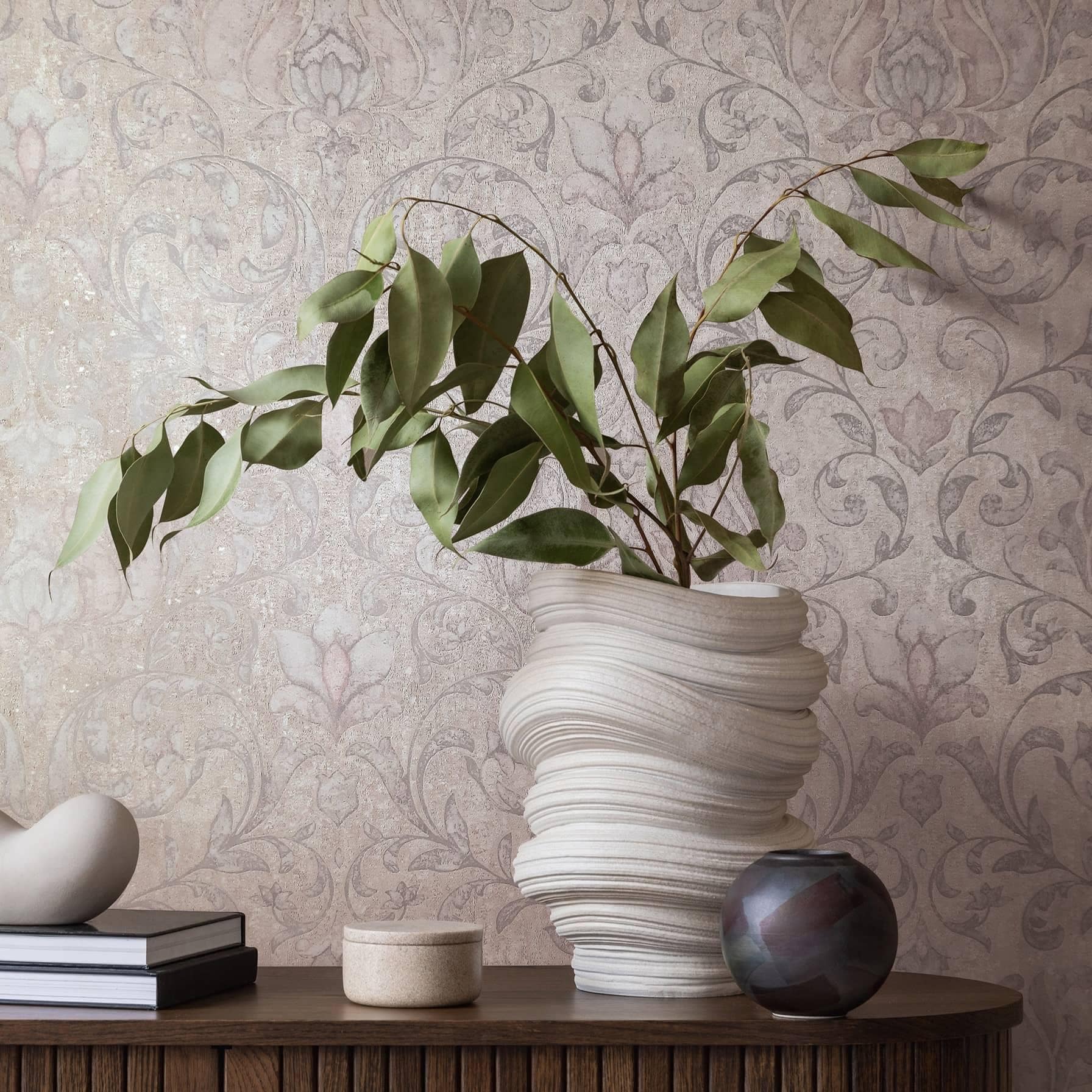 Ikke-vævet tapet med blomster, blade og blomstermotiver i blank beige og grå