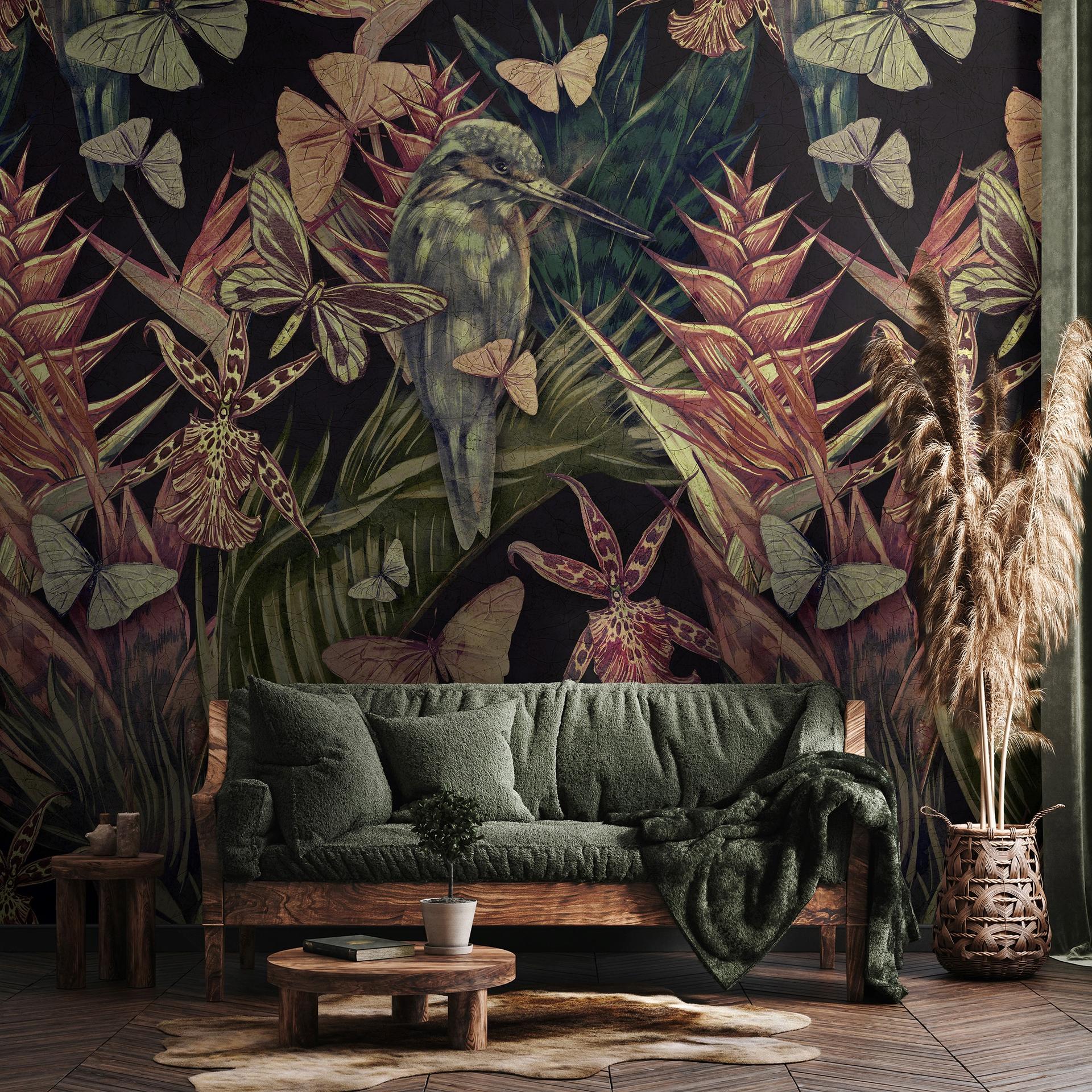 Fotomural de pájaros tropicales con mariposas y hojas de palmera en oscuro 2,7 x 2,12 m