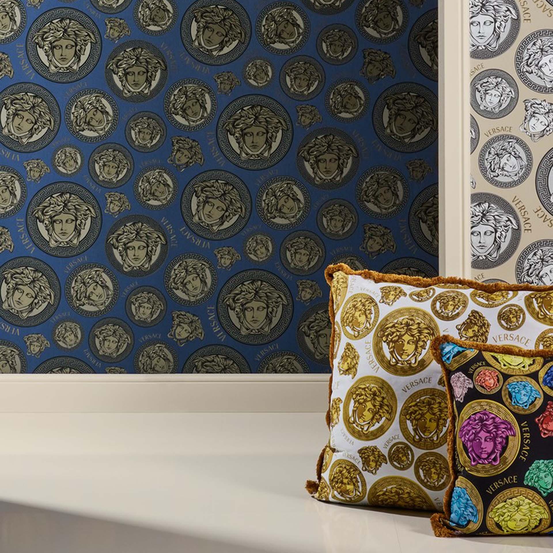 Versace tapet i blå og beige luksus non-woven tapet med medusa hoved design tapet