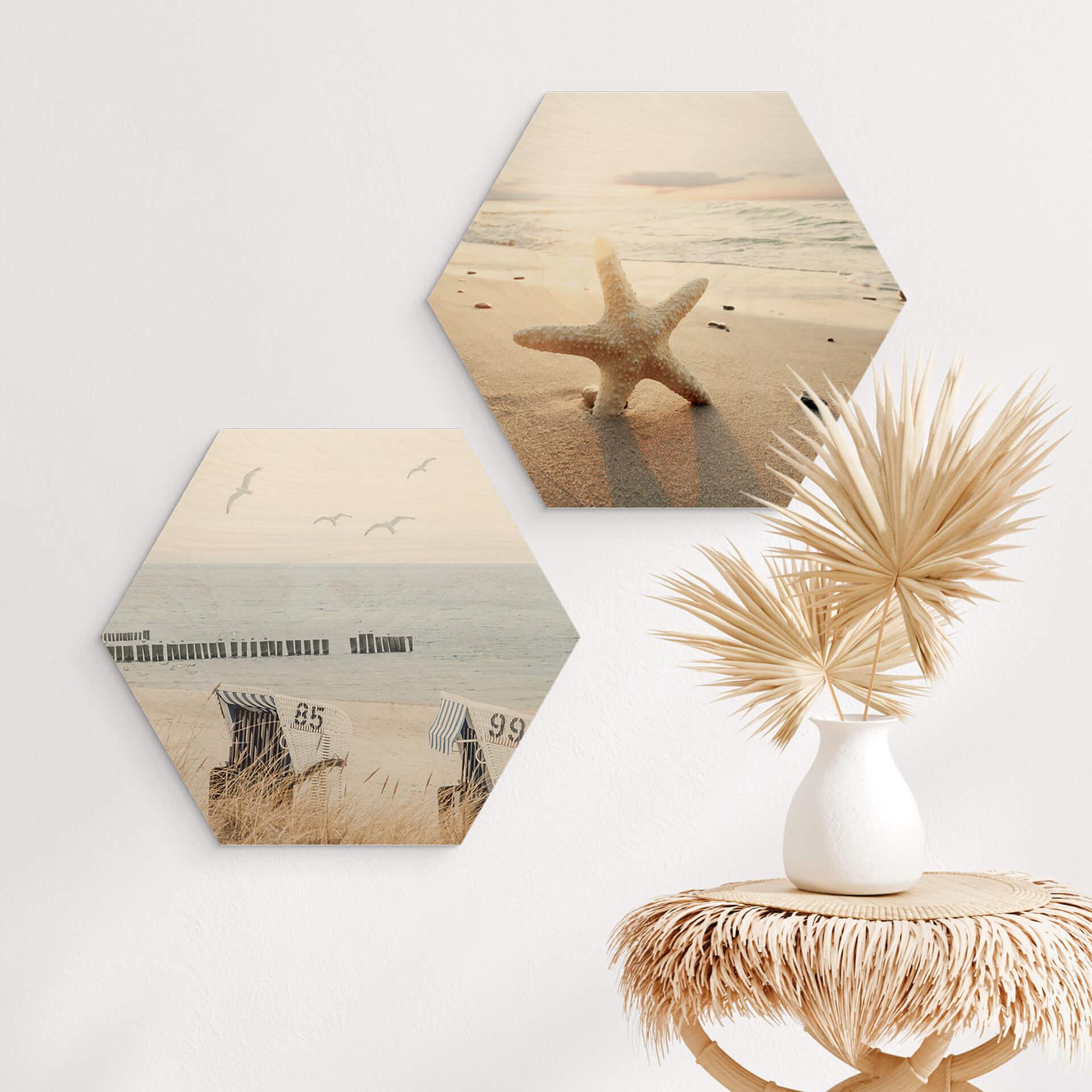Hexagon Hout Sprankelende zeesterren op een eenzaam strand