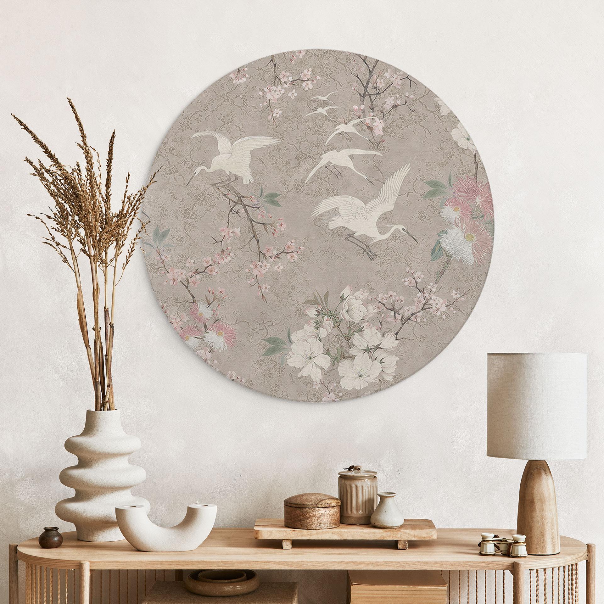 Billede af kraner i en kirsebærblomst Rush Beige - Bloomery Decor - rund – print på aluminium