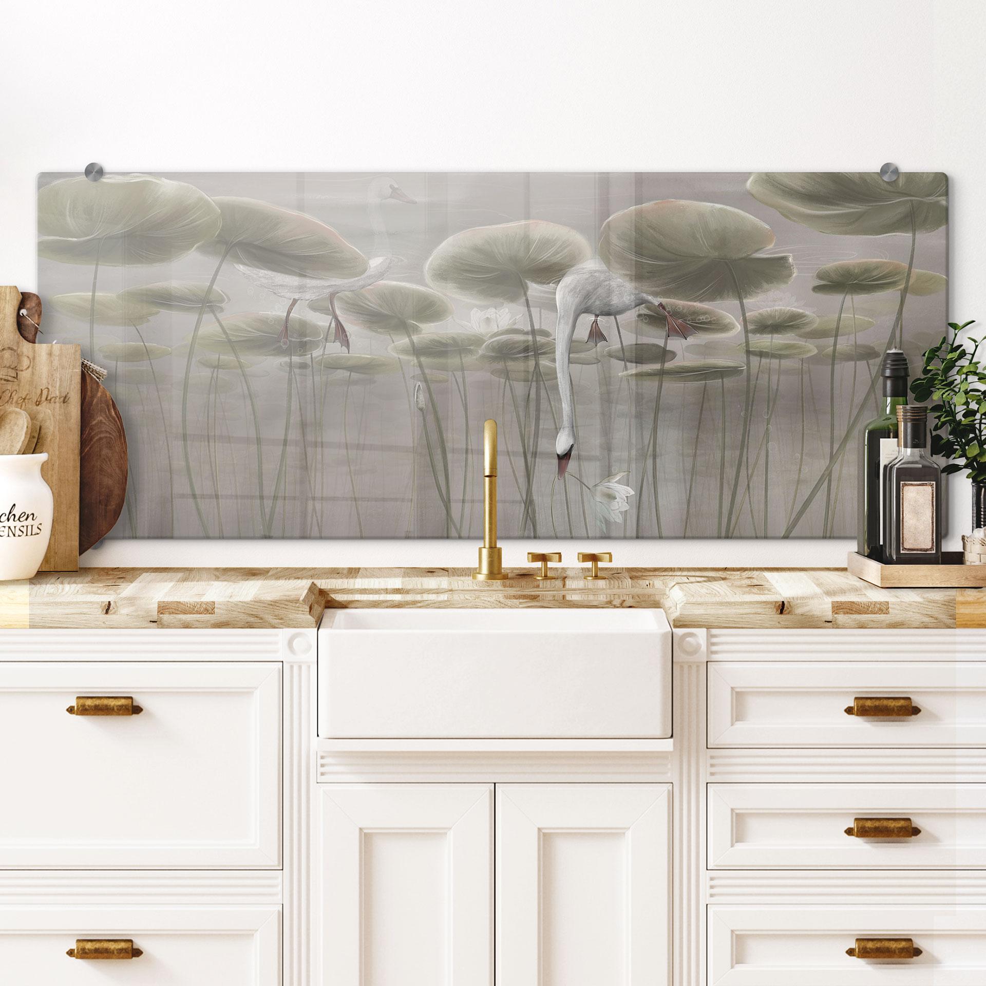 Spritzschutz Lotusblumen mit Schwan im Wasser in Grau - Ms Tiff - Panorama