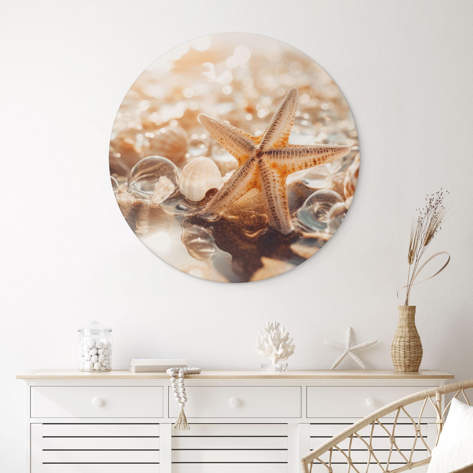 Billede Skaller på en solrig strand - Treechild - rund – print på aluminium (Alu-Dibond)