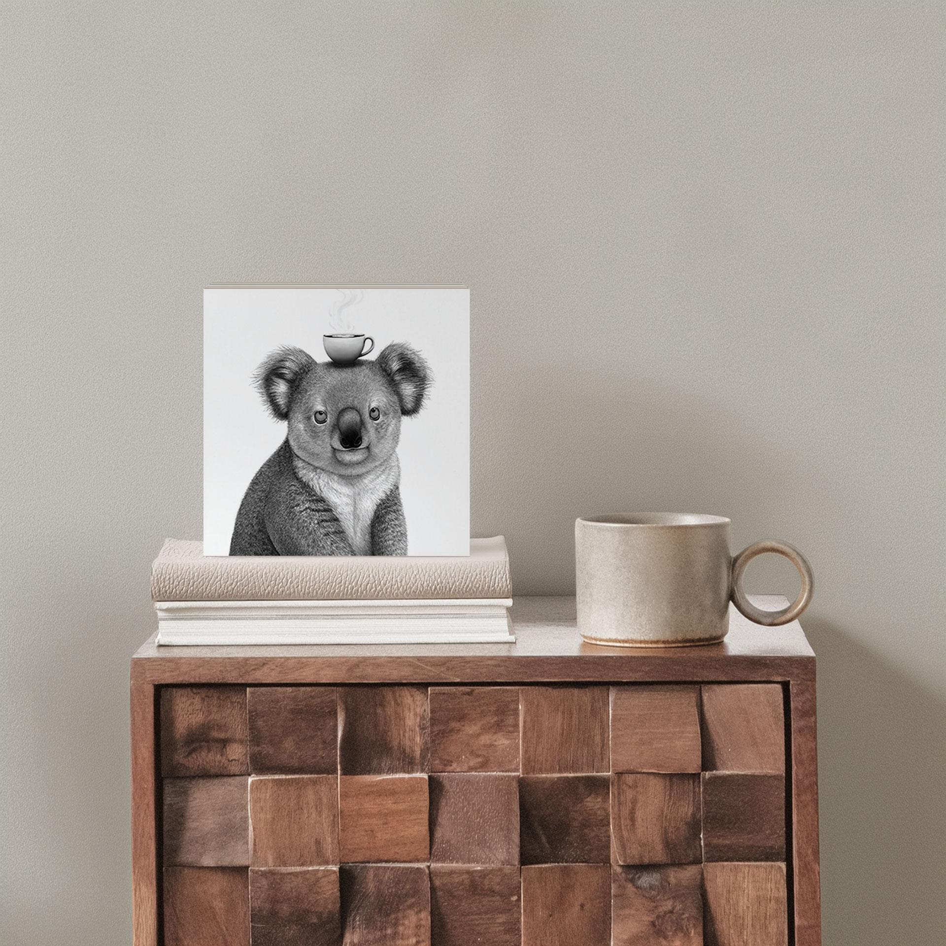 Houten Wanddecoratie om neer te zetten - Koalabeer met koffie - Korenkova - 15x15 cm