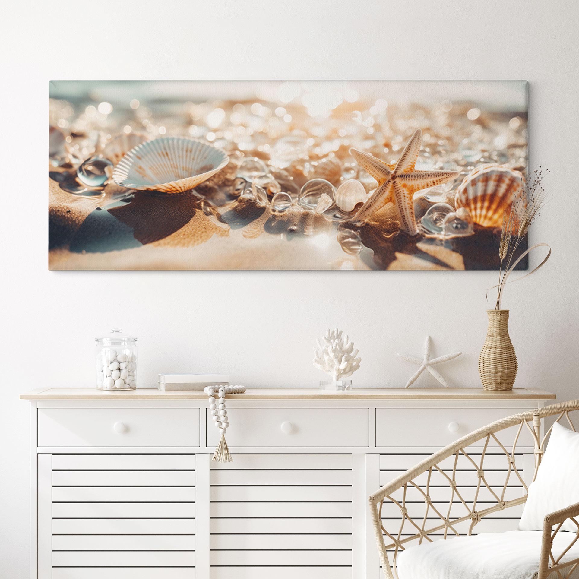 Canvasbillede Skaller på en solrig strand - Treechild - Panorama