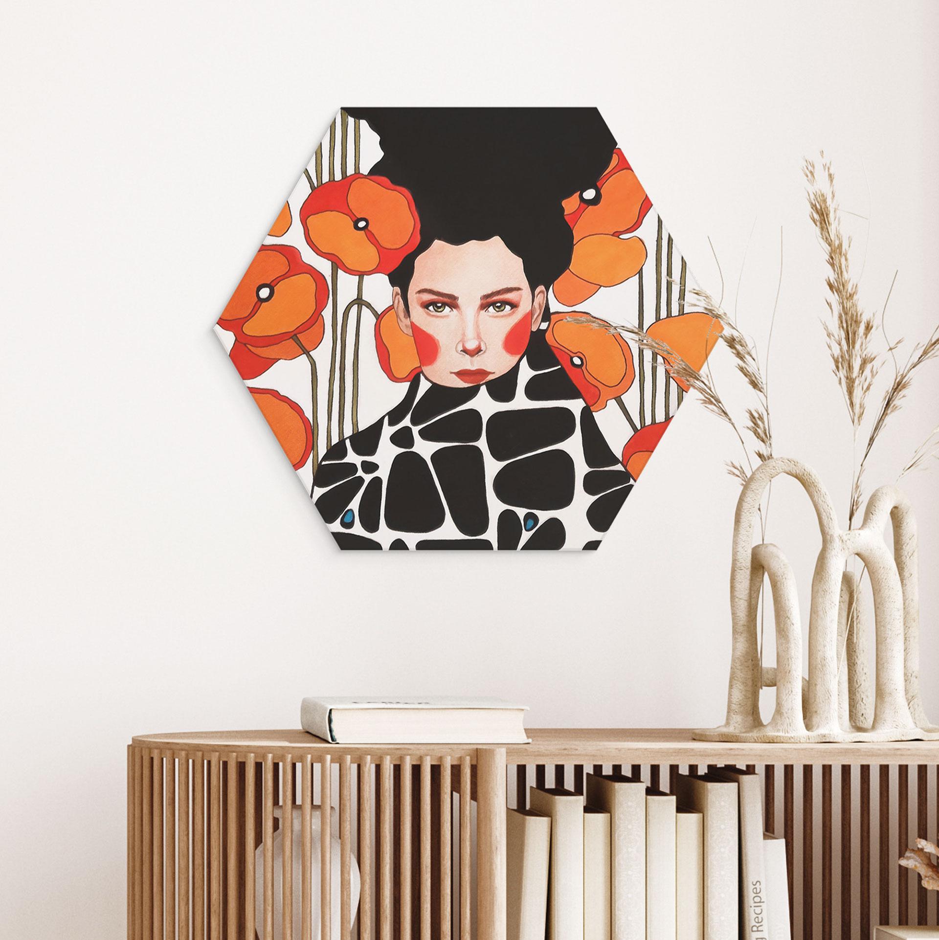 Sekskantet Billede af en kvinde med retro valmueblomster - Hülya - Alu-Dibond