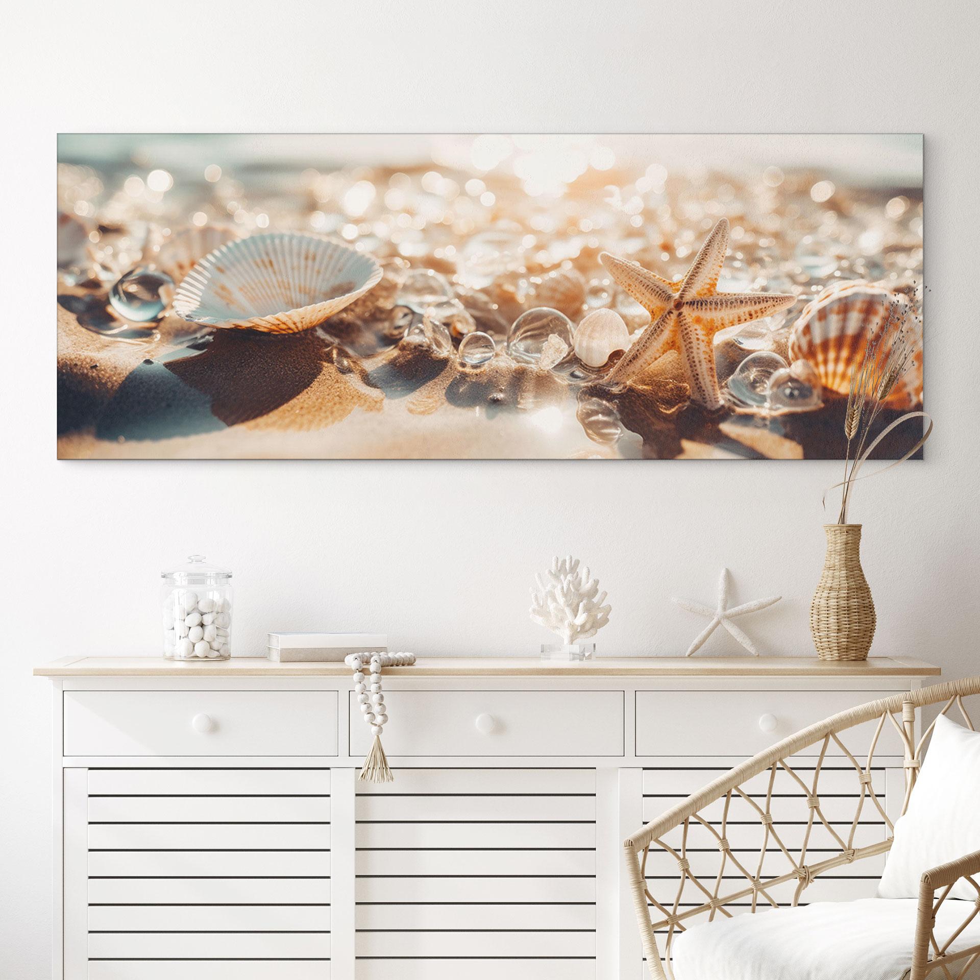 Fototapet Skaller på en solrig strand - Treechild Panorama – print på aluminium