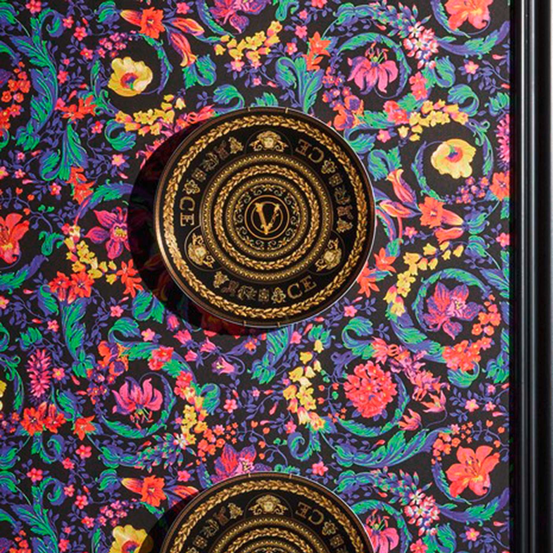Versace tapet i farverigt og sort non-woven tapet med blomster design tapet Floral