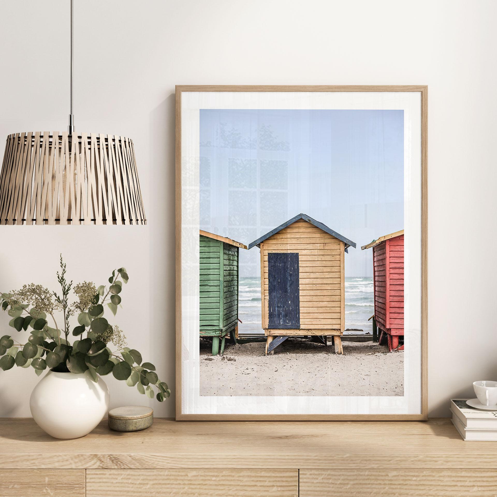 Póster de la playa con encanto costero - Cabañas coloridas junto al mar - Fotografía de Clint