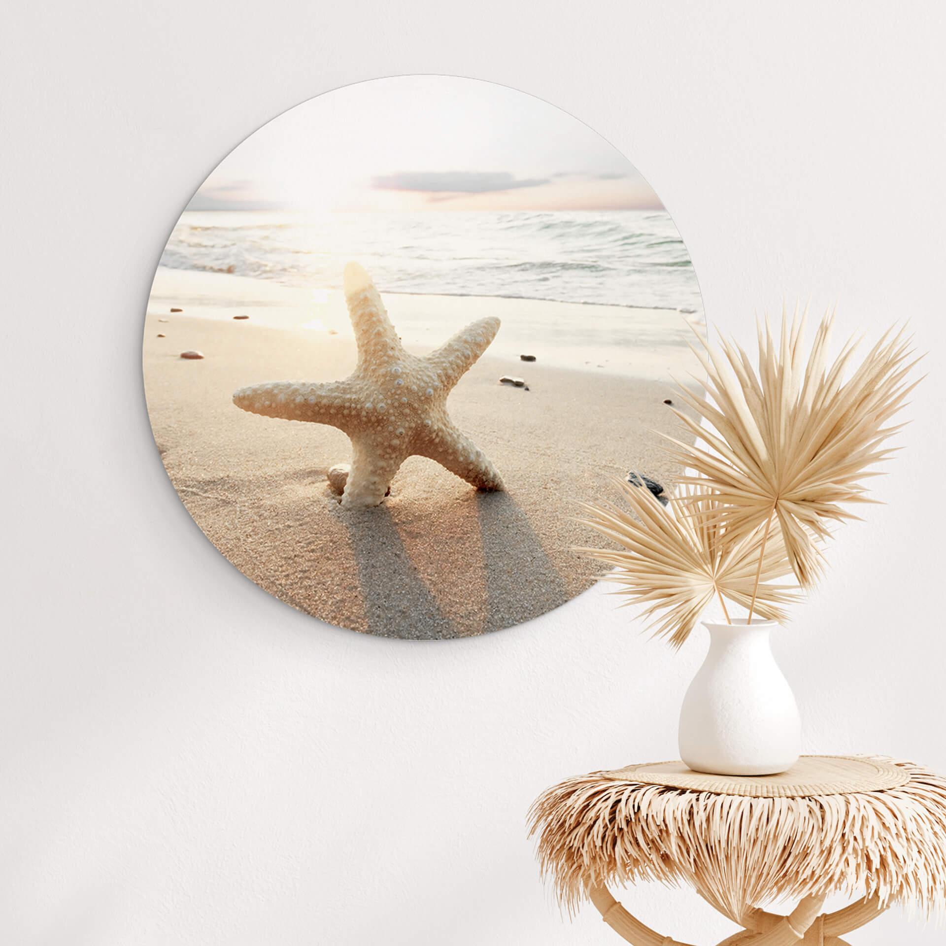 Wandbild Funkelnder Seestern am einsamen Strand - Alu-Dibond Rund