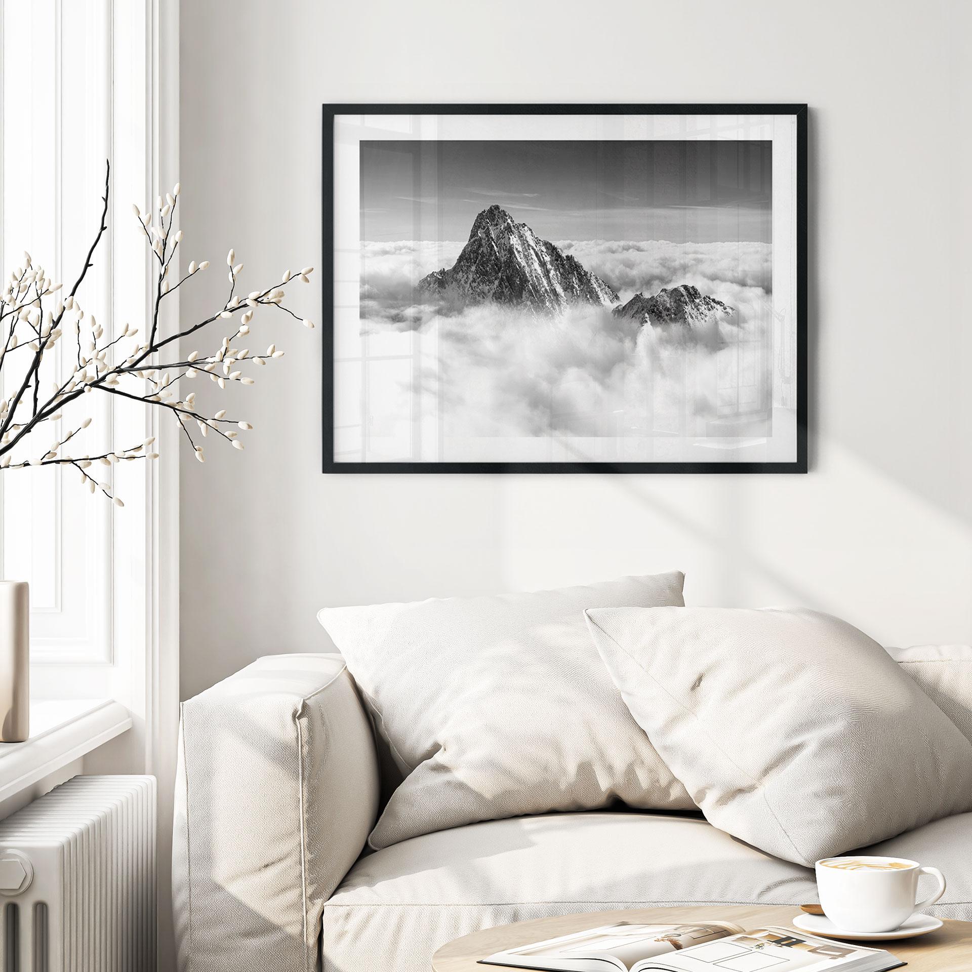 Póster pico de montaña sobre las nubes blancas