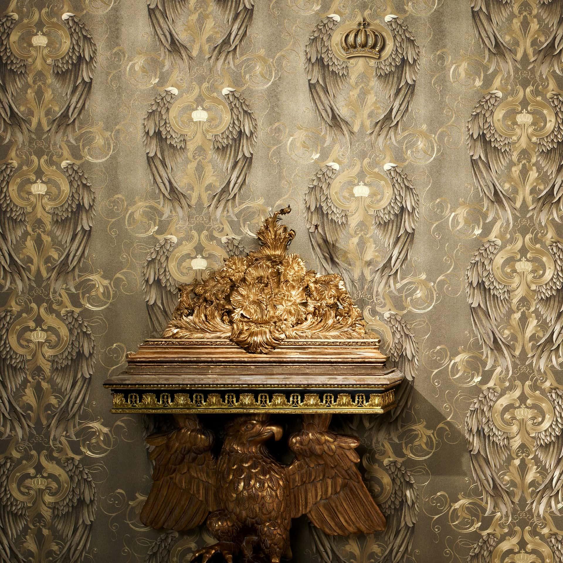 non-woven tapet med skinnende vinger guld ornamental af Harald Glööckler