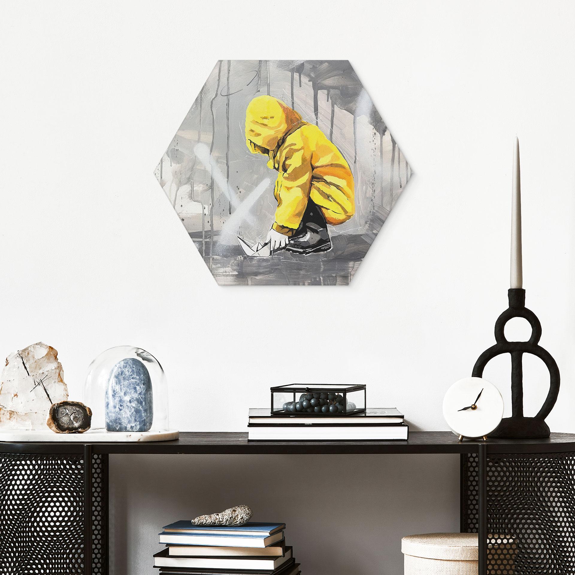 Hexagon Wandbild Kind mit Papierschiff Streetart - Habib - Alu-Dibond