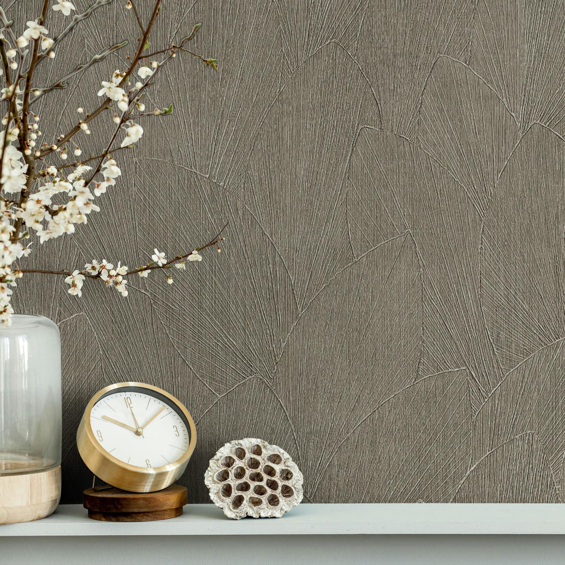 Non-woven tapet med struktureret bladmotiv grå blomstret