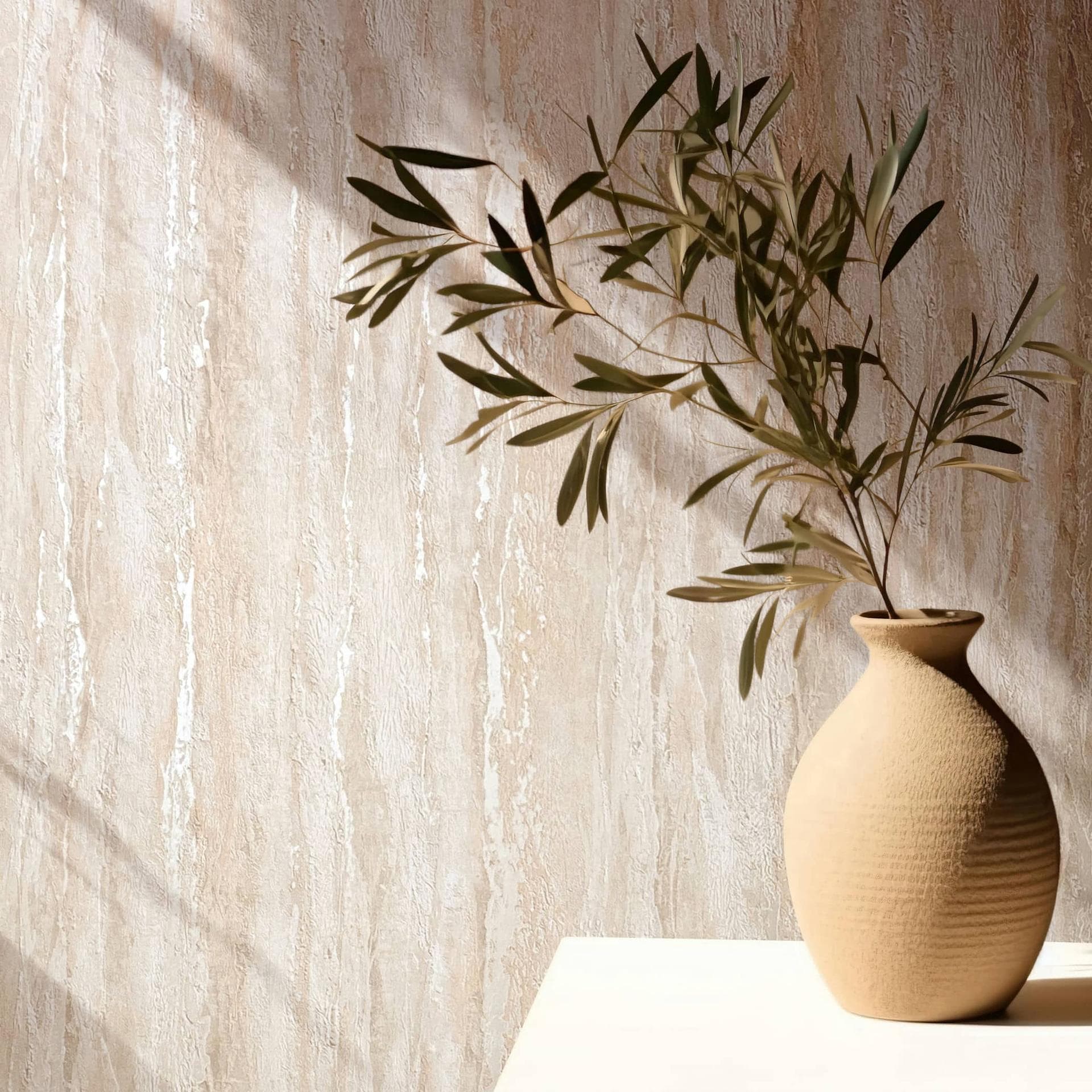 Non-woven tapet med skinnende, grov struktur i beige gipslook