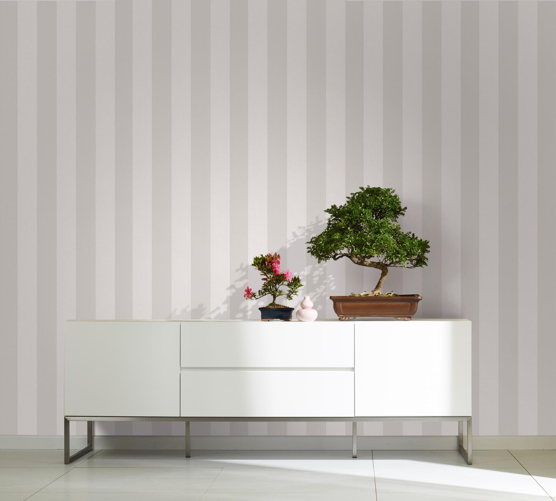 Stribet tapet, non-woven vægbeklædning Novamur Yvi hvid, beige