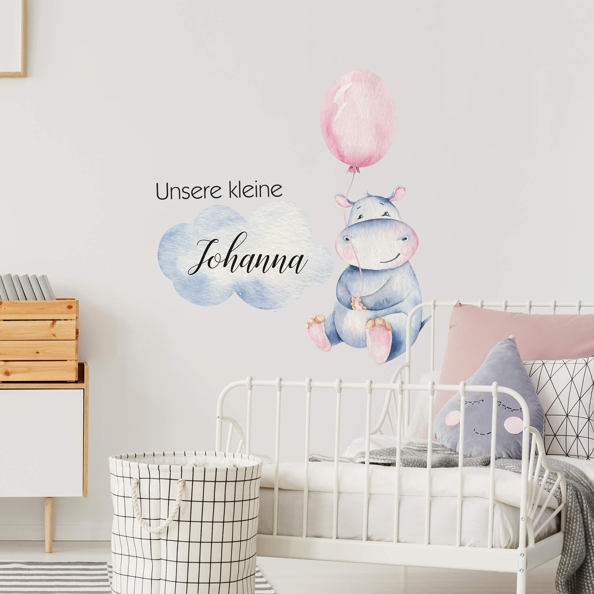 Wandtattoo Wunschname Mädchen + Kvilis - Kleines Flusspferd mit rosa Luftballon