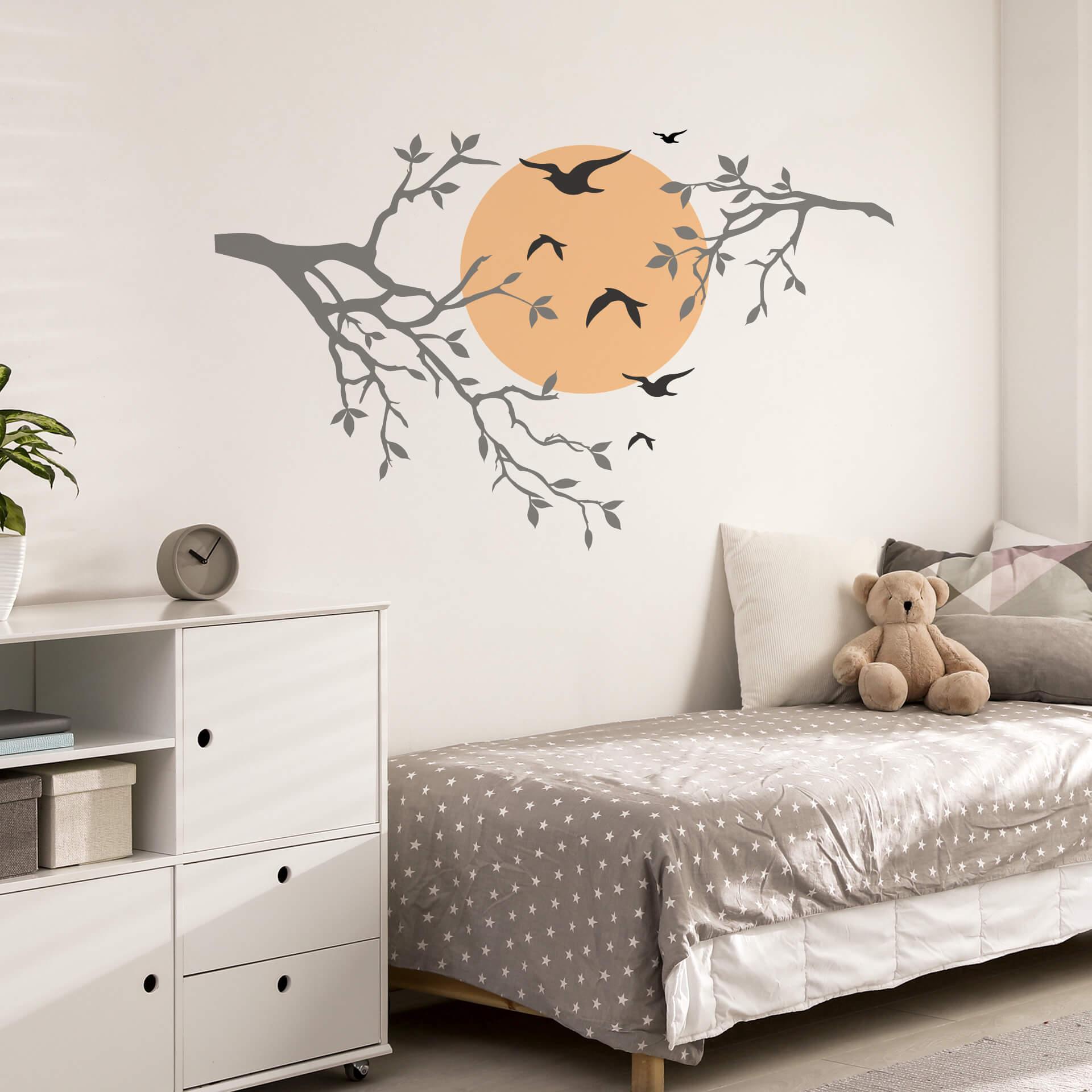 Wandtattoo Vögel zwischen Ästen bei Sonnenschein