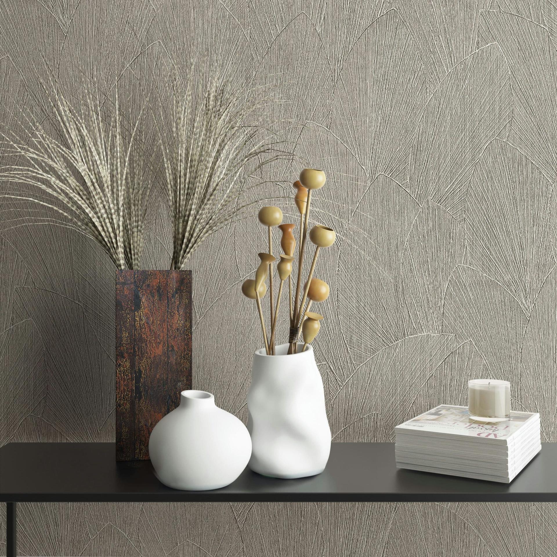 Non-woven tapet med struktureret bladmotiv grå blomstret