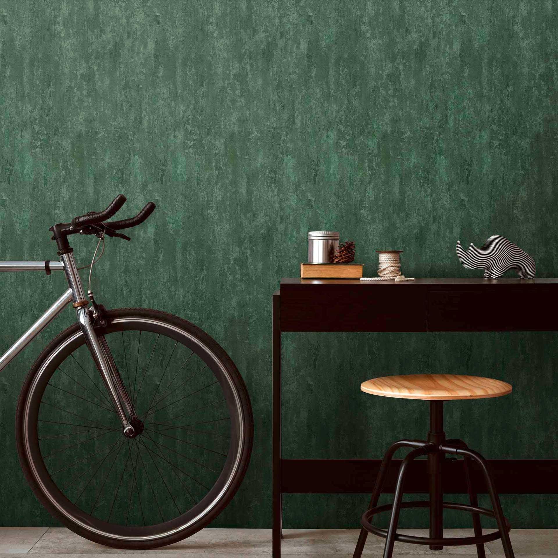 Non-woven tapet med metallic effekt i grønt ensfarvet struktureret tapet design