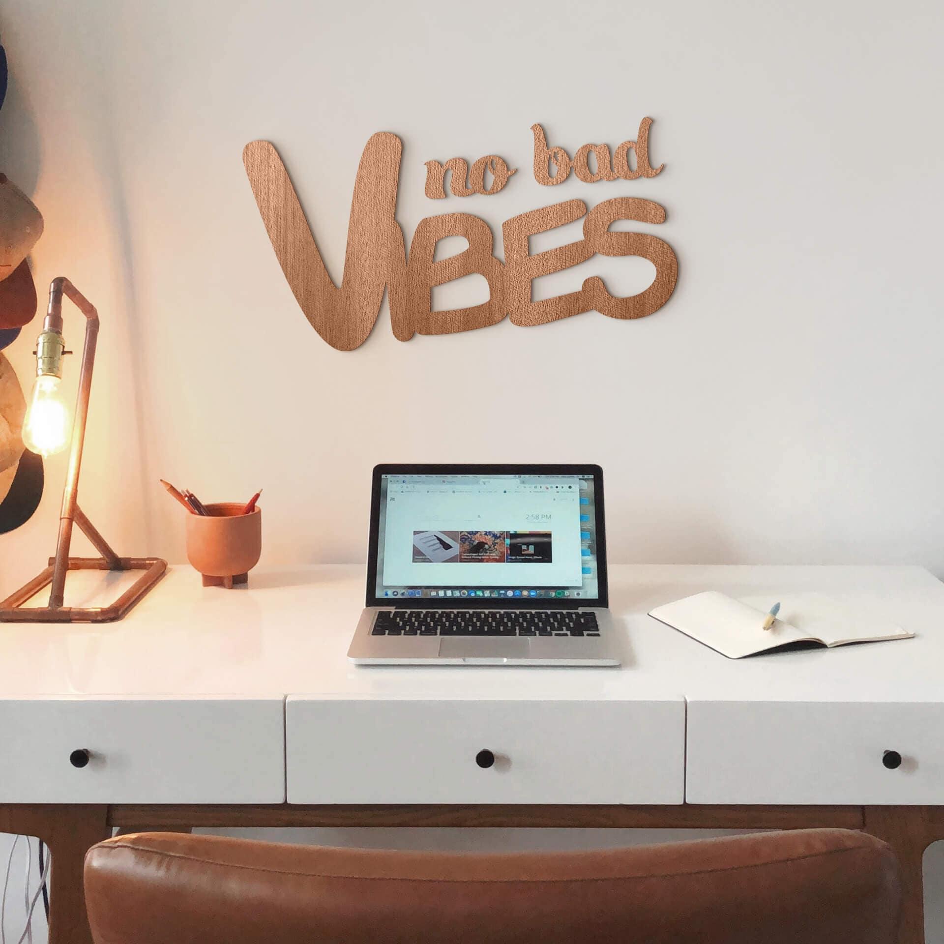 Décoration en bois placage acajou - No bad Vibes