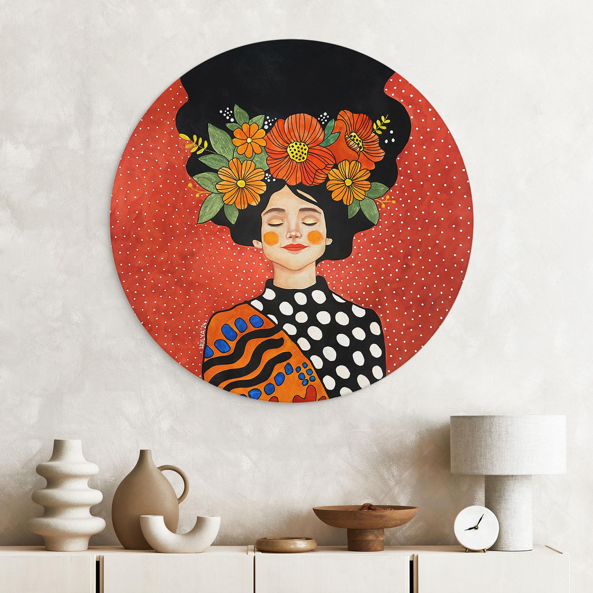 Billede Smilende kvinde med orange blomster - Hülya - Rund – print på aluminium
