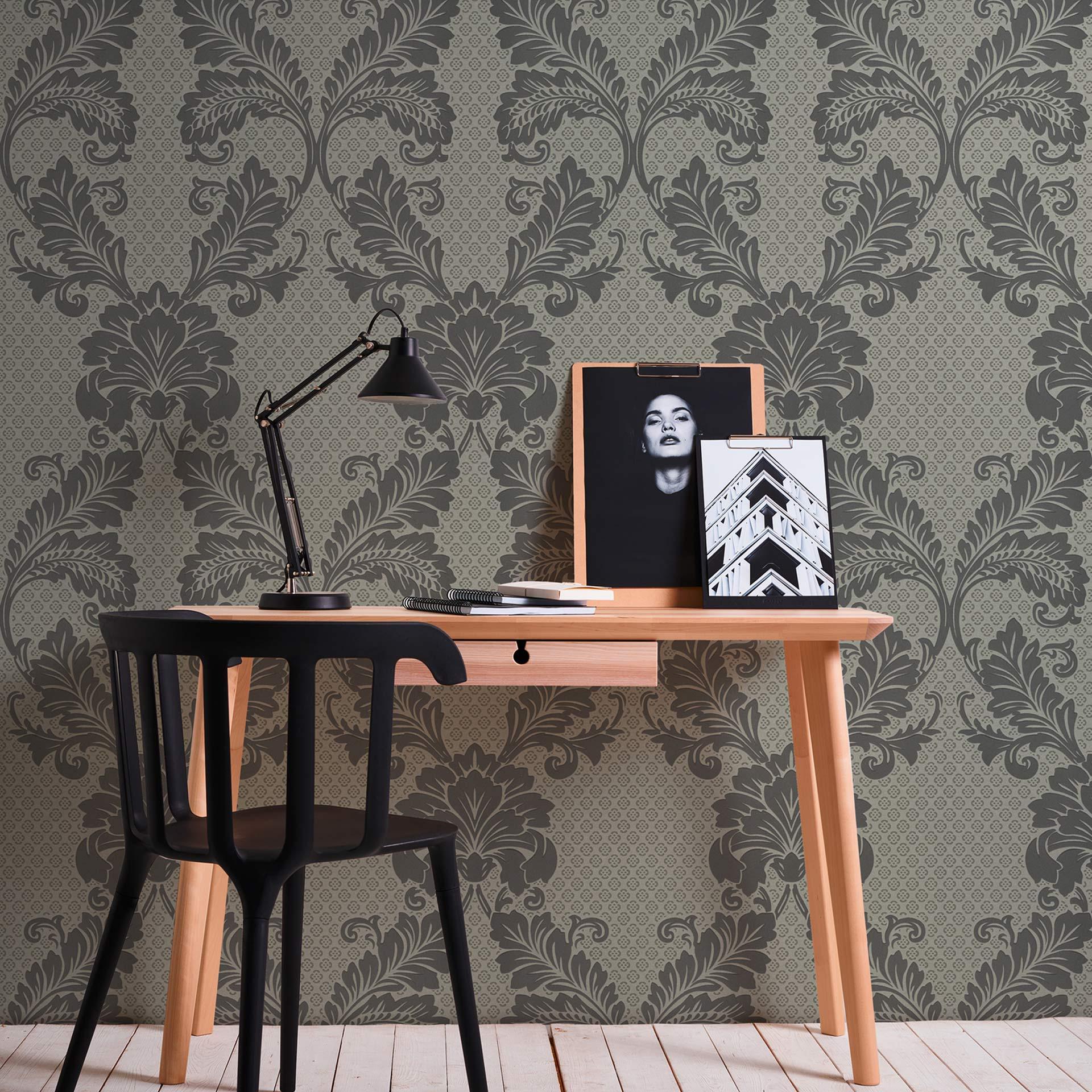 tapet med ornamenter i grå og bronze non-woven tapet A.S. Creation i barokstil