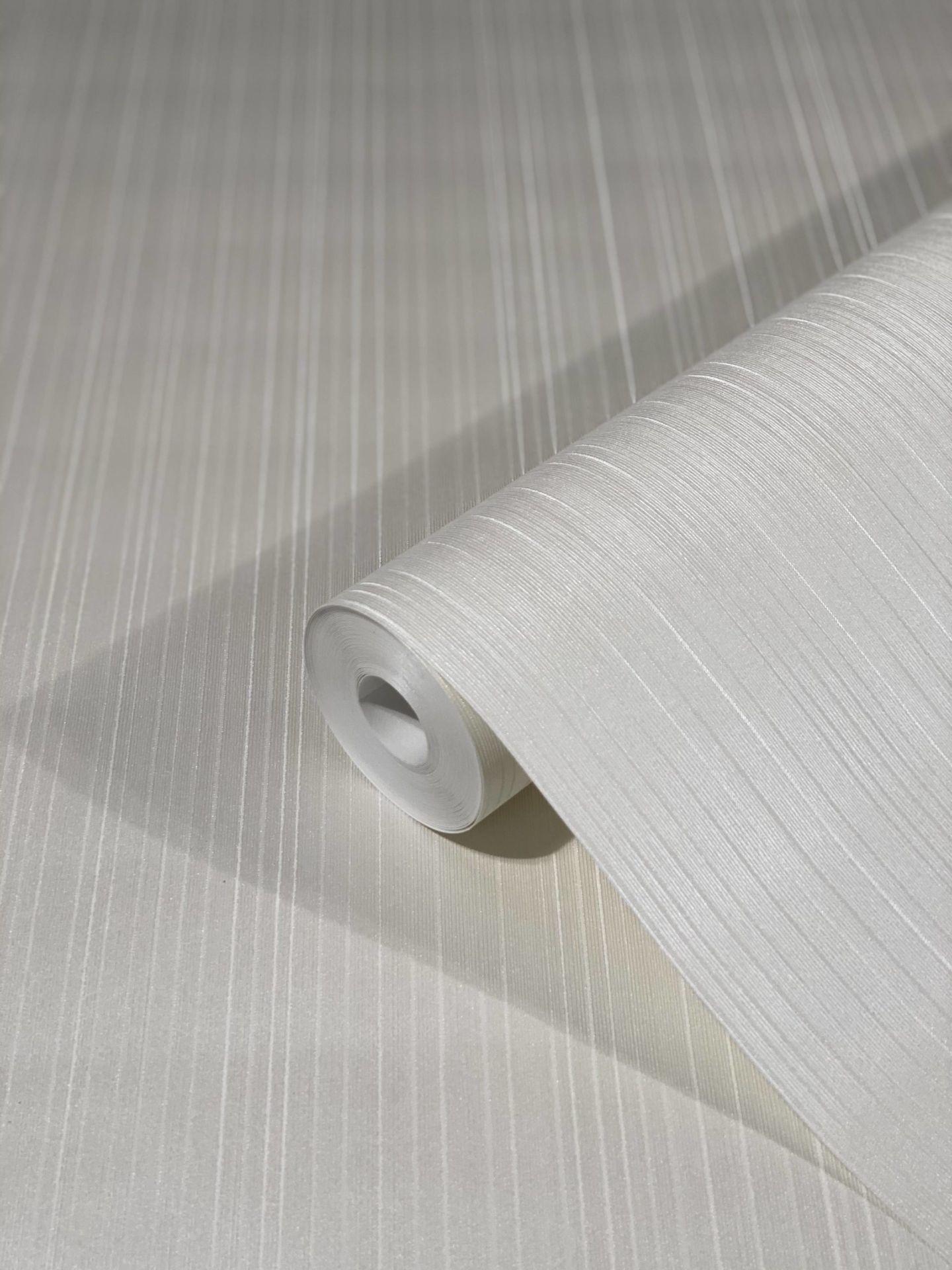 non-woven tapet med skinnende fine striber og linjer beige striber af Harald Glööckler