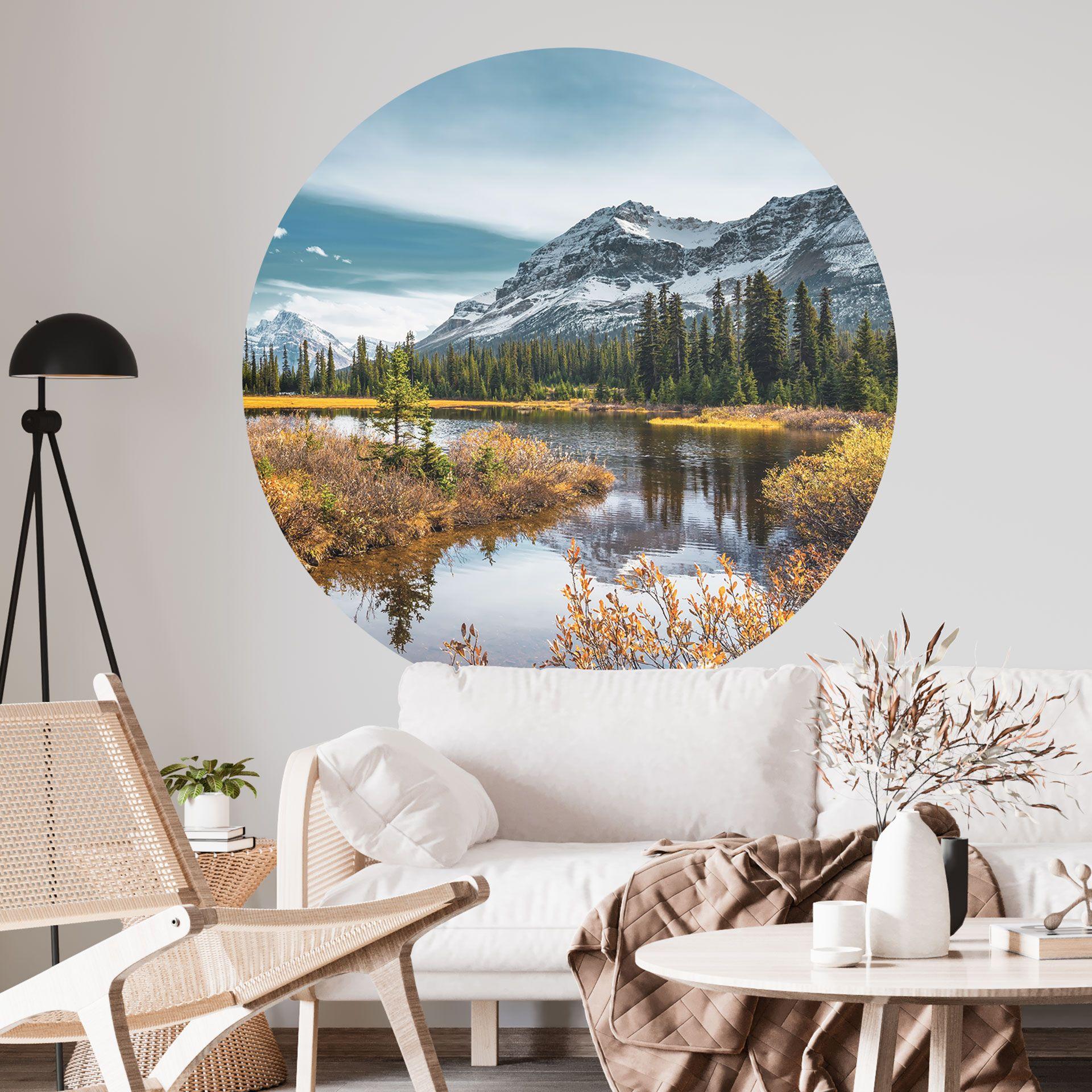 Vinilo decorativo de pared idilio con la montaña en un pinar mágico - redondo
