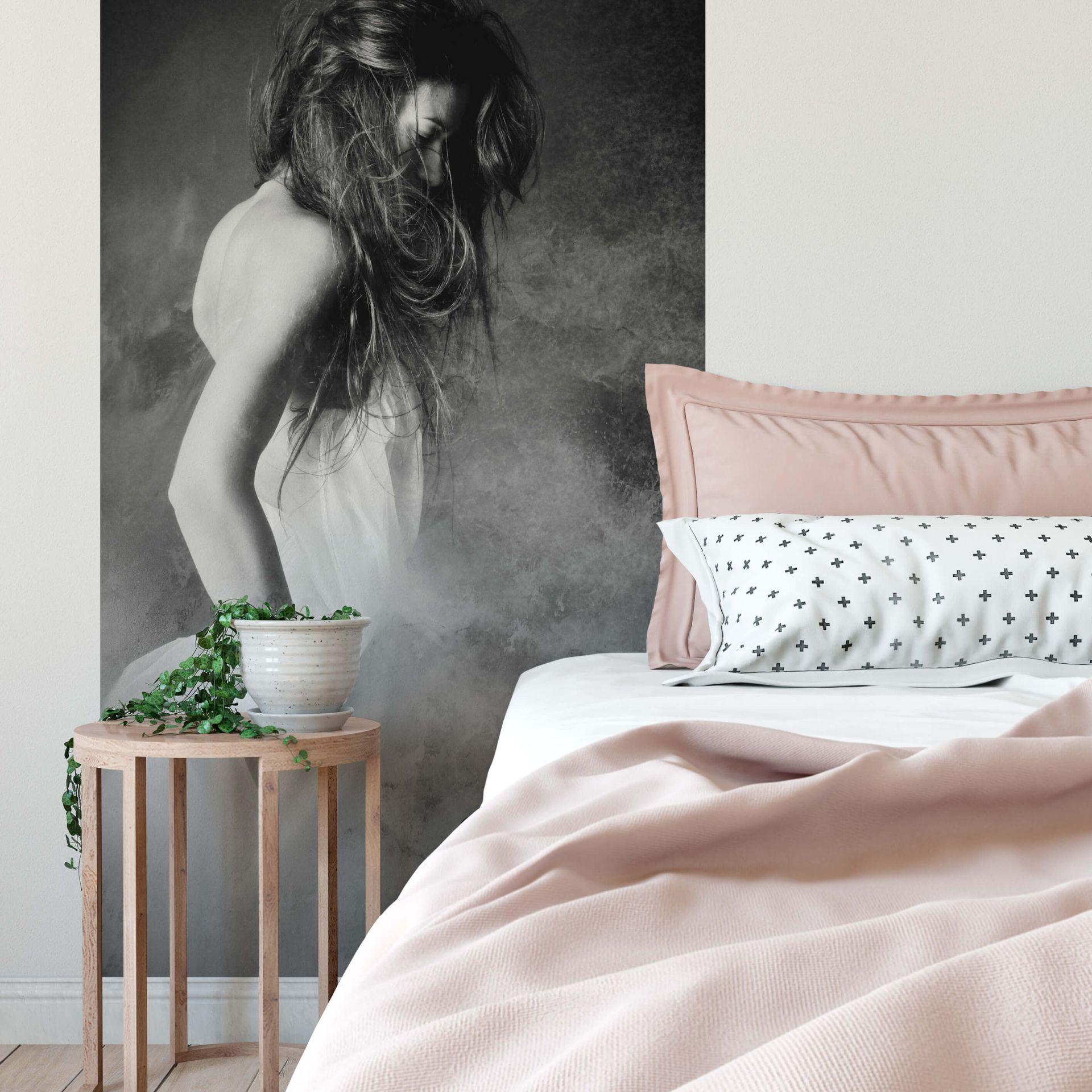 Fototapet - Mest - Kvinden i det grå - 144x260 cm