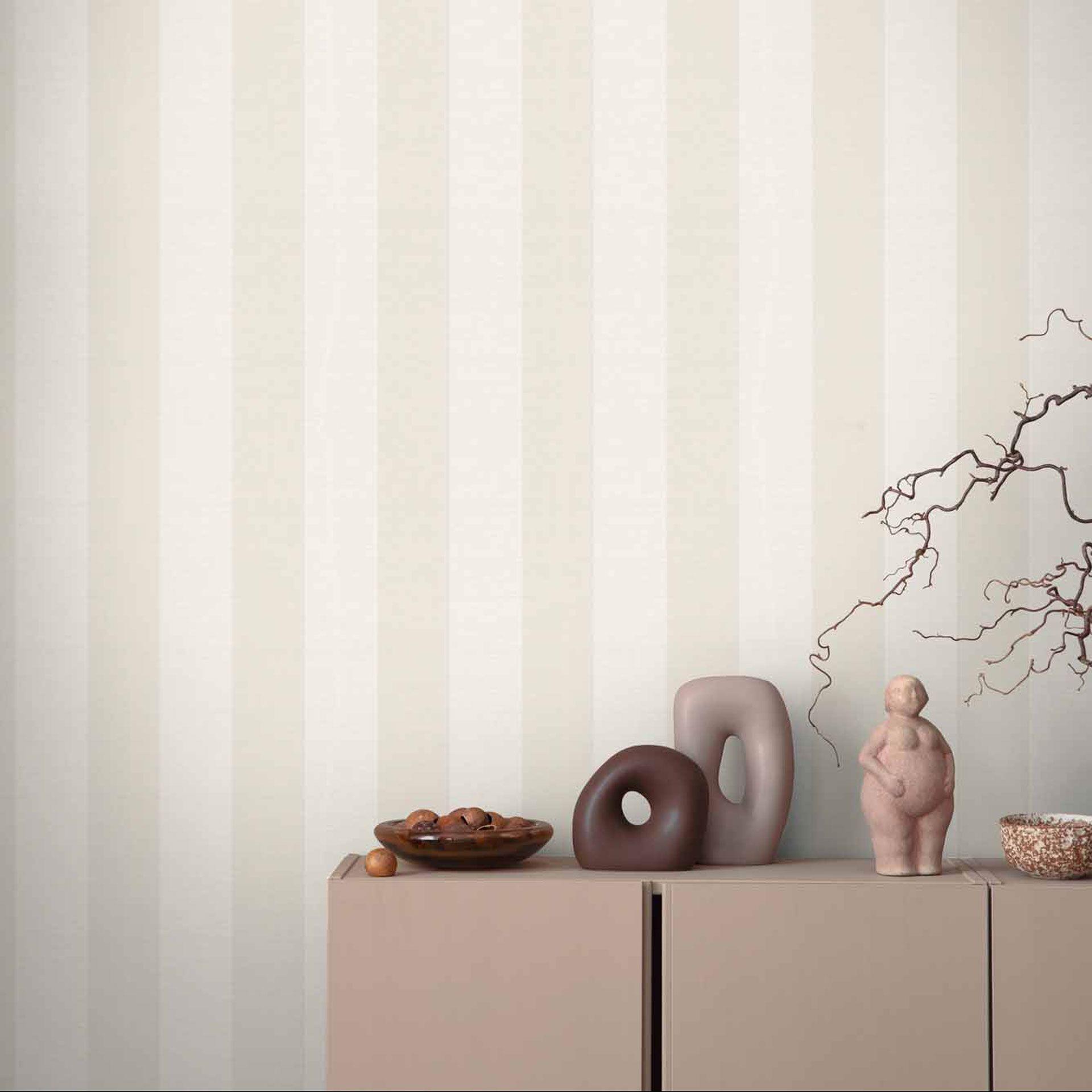 stribetapet hvid beige - non-woven tapetkunst A.S. Création - mat og let tekstureret