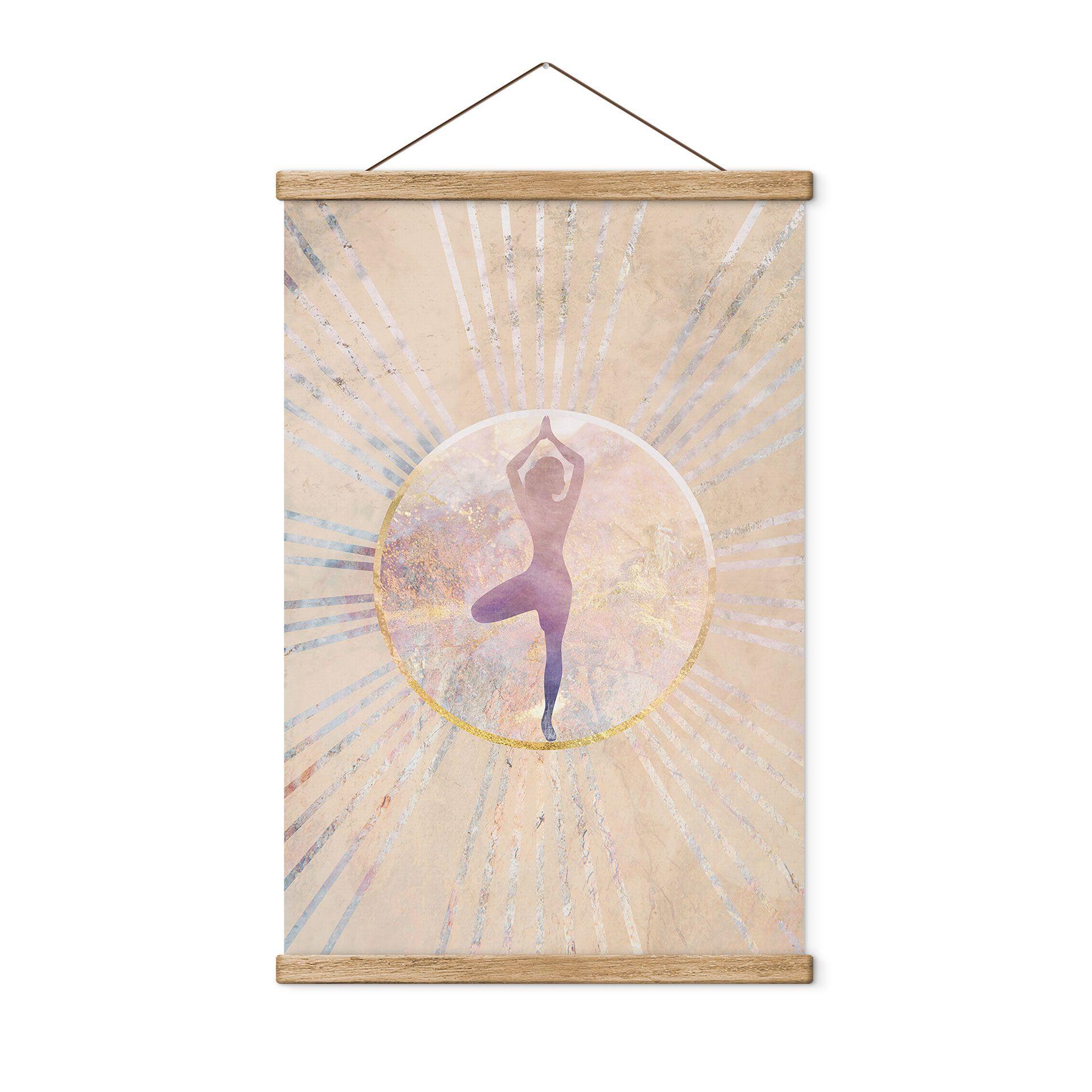 Póster de tela postura del árbol de yoga en un círculo solar - Manovski