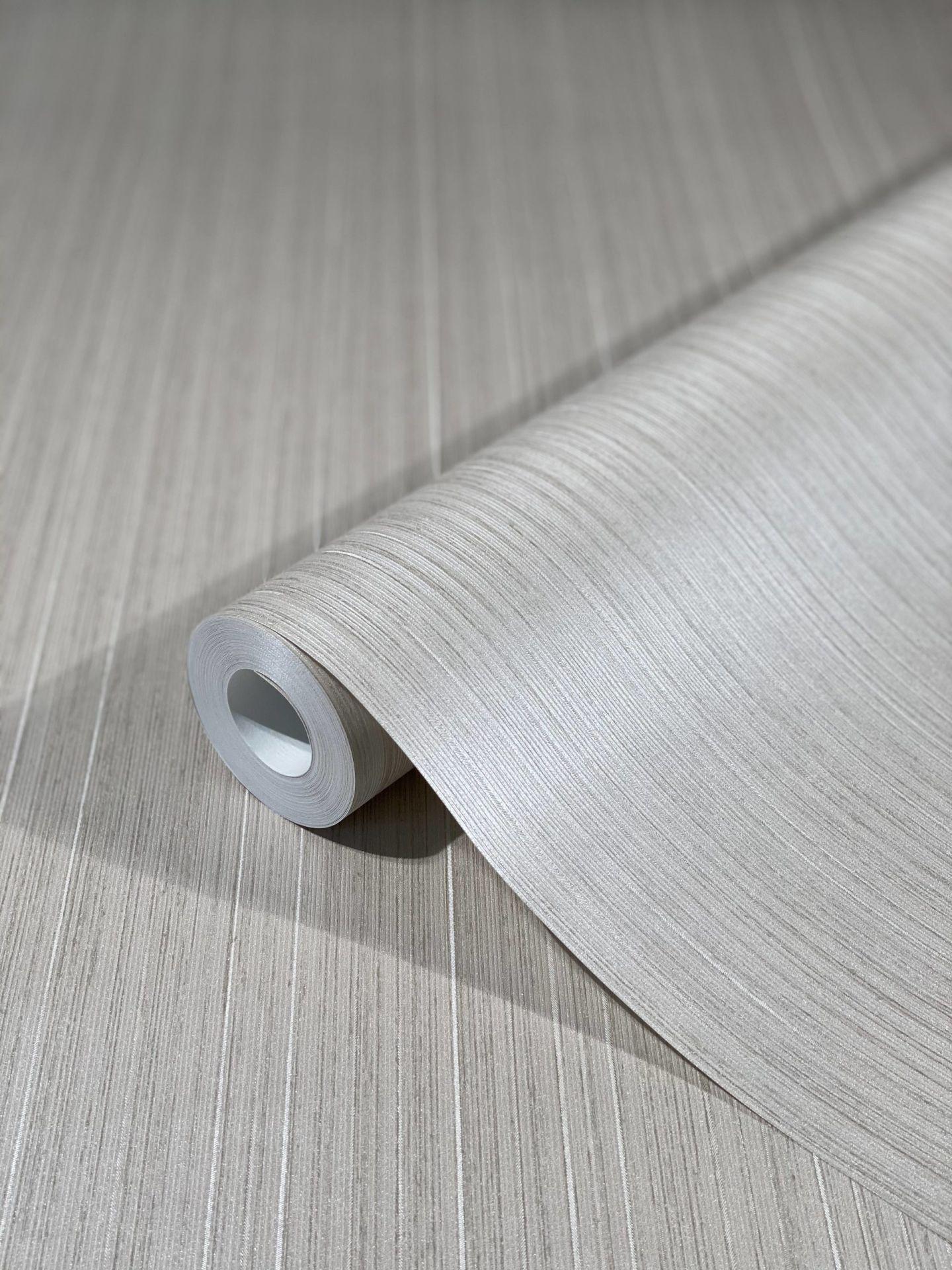 Non-woven tapet med skinnende fine striber og linjer grå af Harald Glööckler