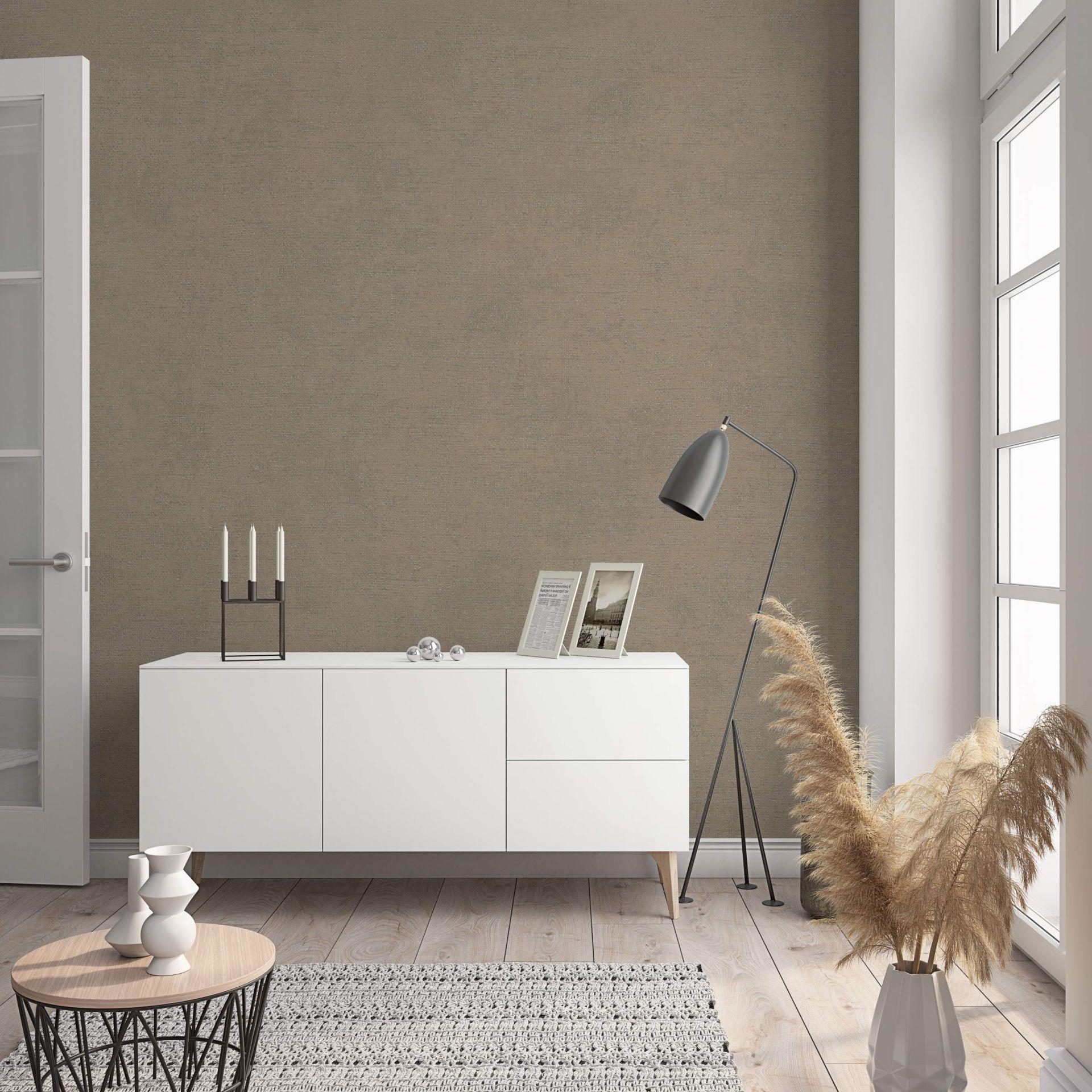 Non-woven tapet med moderne ensfarvet look og tekstur i brun ensfarvet
