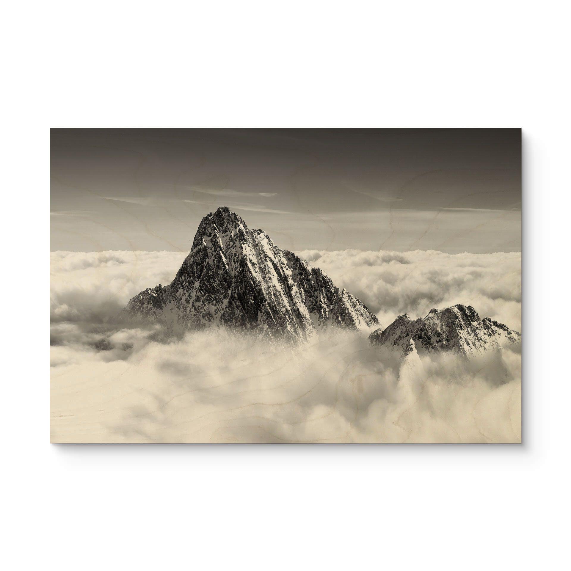 Cuadro de madera pico de montaña sobre las nubes blancas