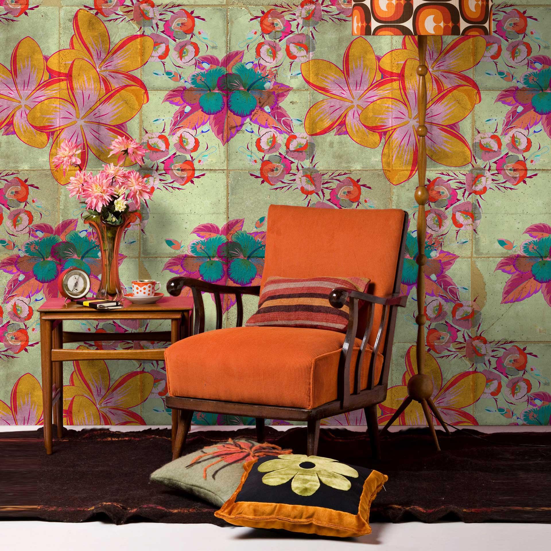 Farverigt blomstertapet - orange & magenta på en beige baggrund - non-woven