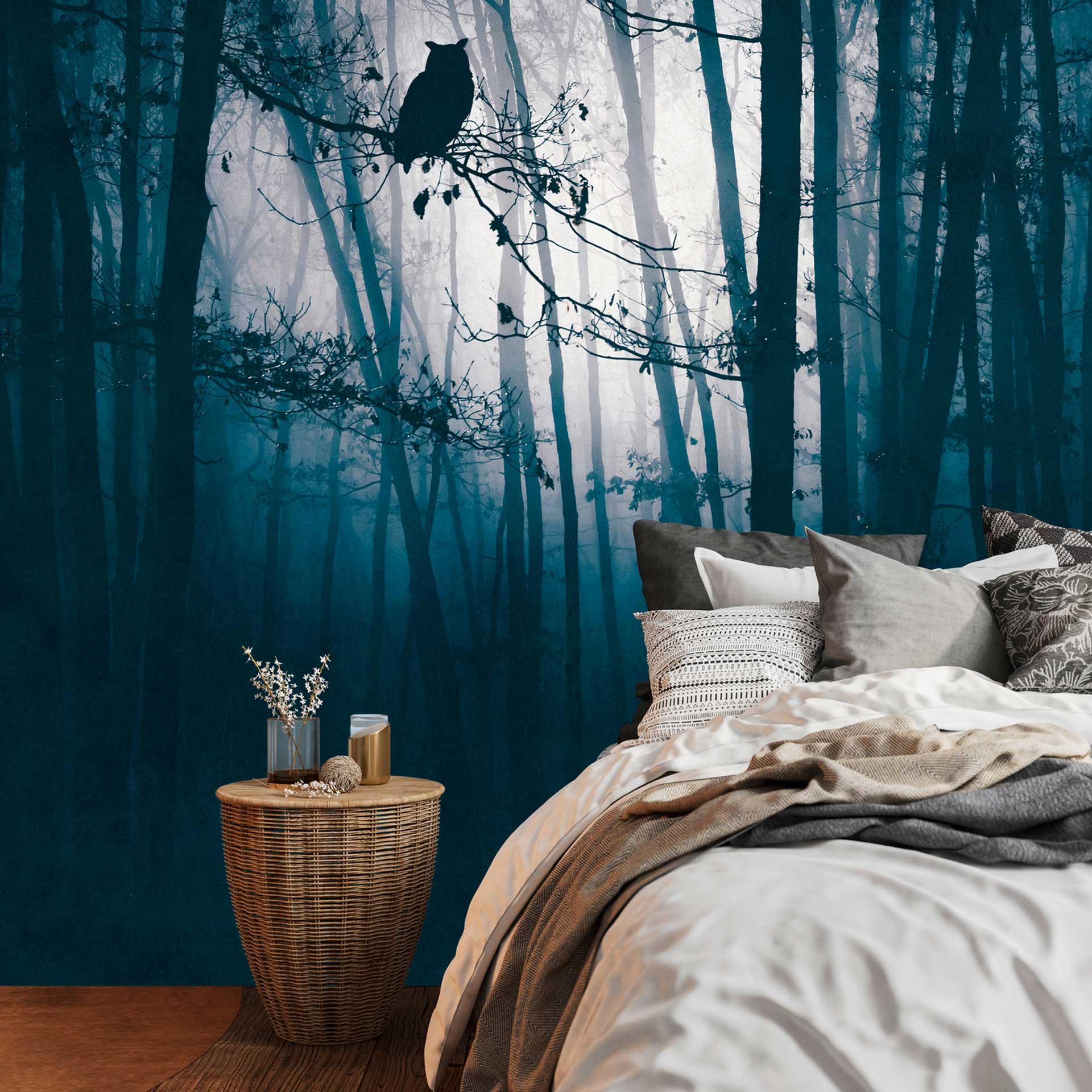 Forest Night Blue Black - ikke-vævet tapet med uglemotiv til stue og soveværelse