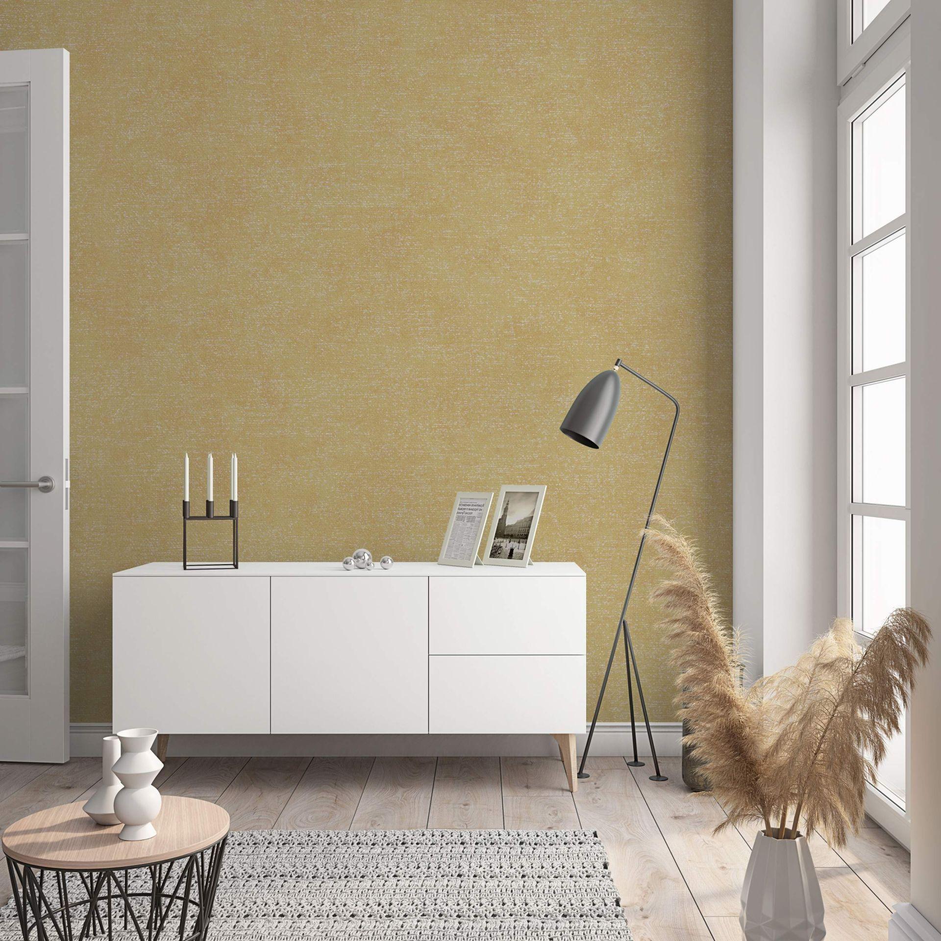 Non-woven tapet med moderne monokromt look og tekstur i ensfarvet gul