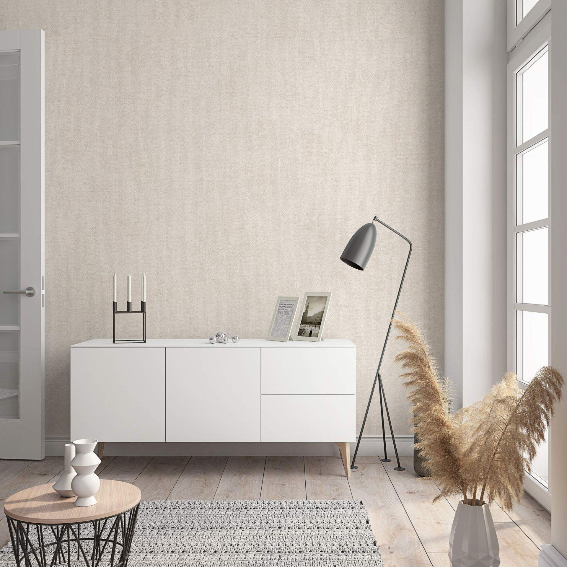 Non-woven tapet med moderne ensfarvet look og tekstur i beige ensfarvet
