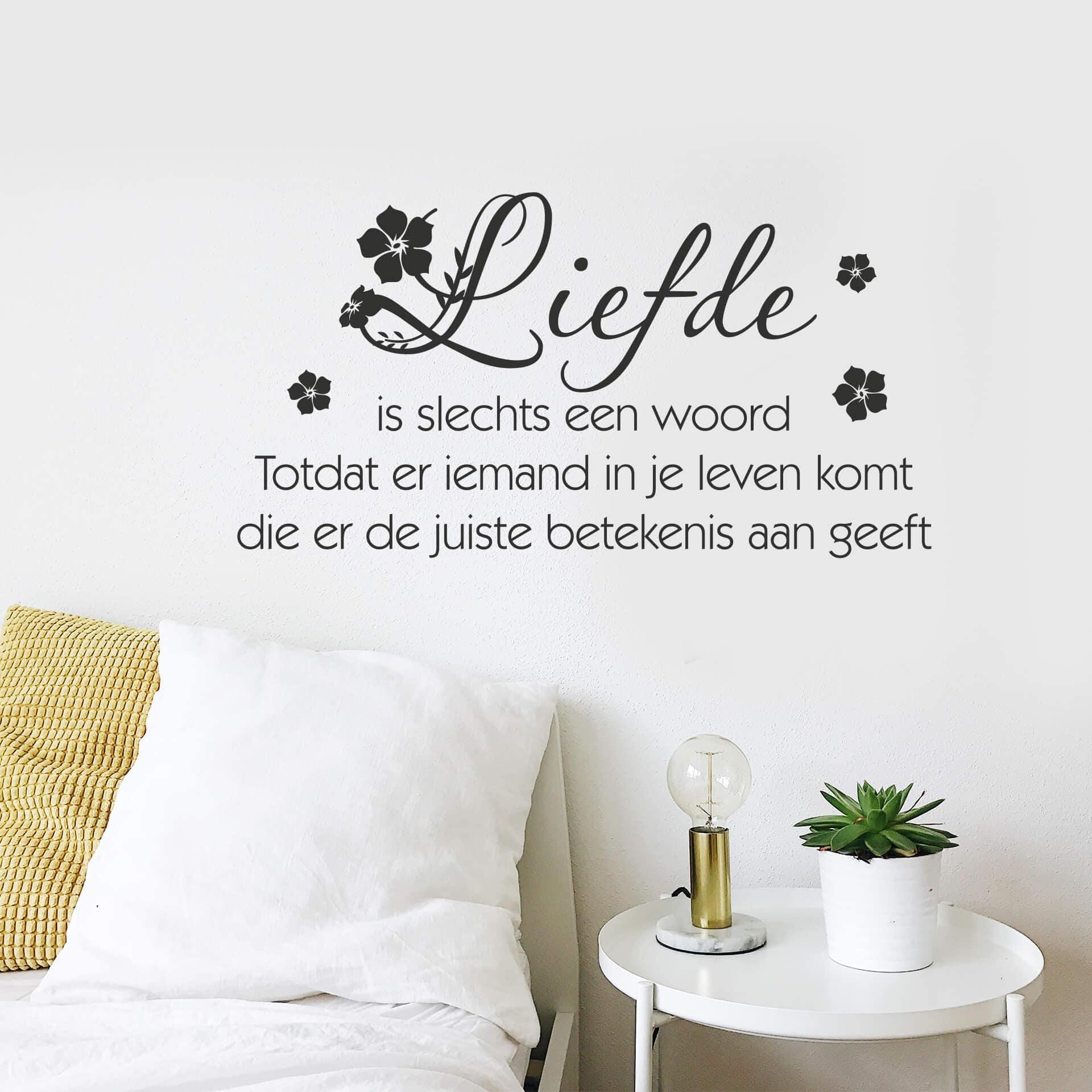 Muursticker Liefde is slechts een woord…