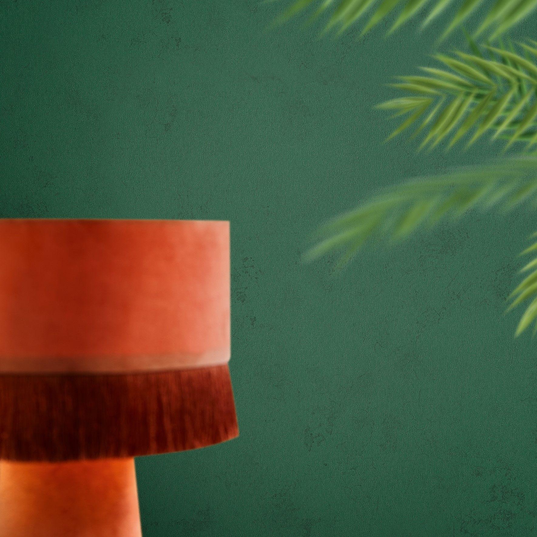 Papel pintado no tejido con textura verde de aspecto escayolado moderno