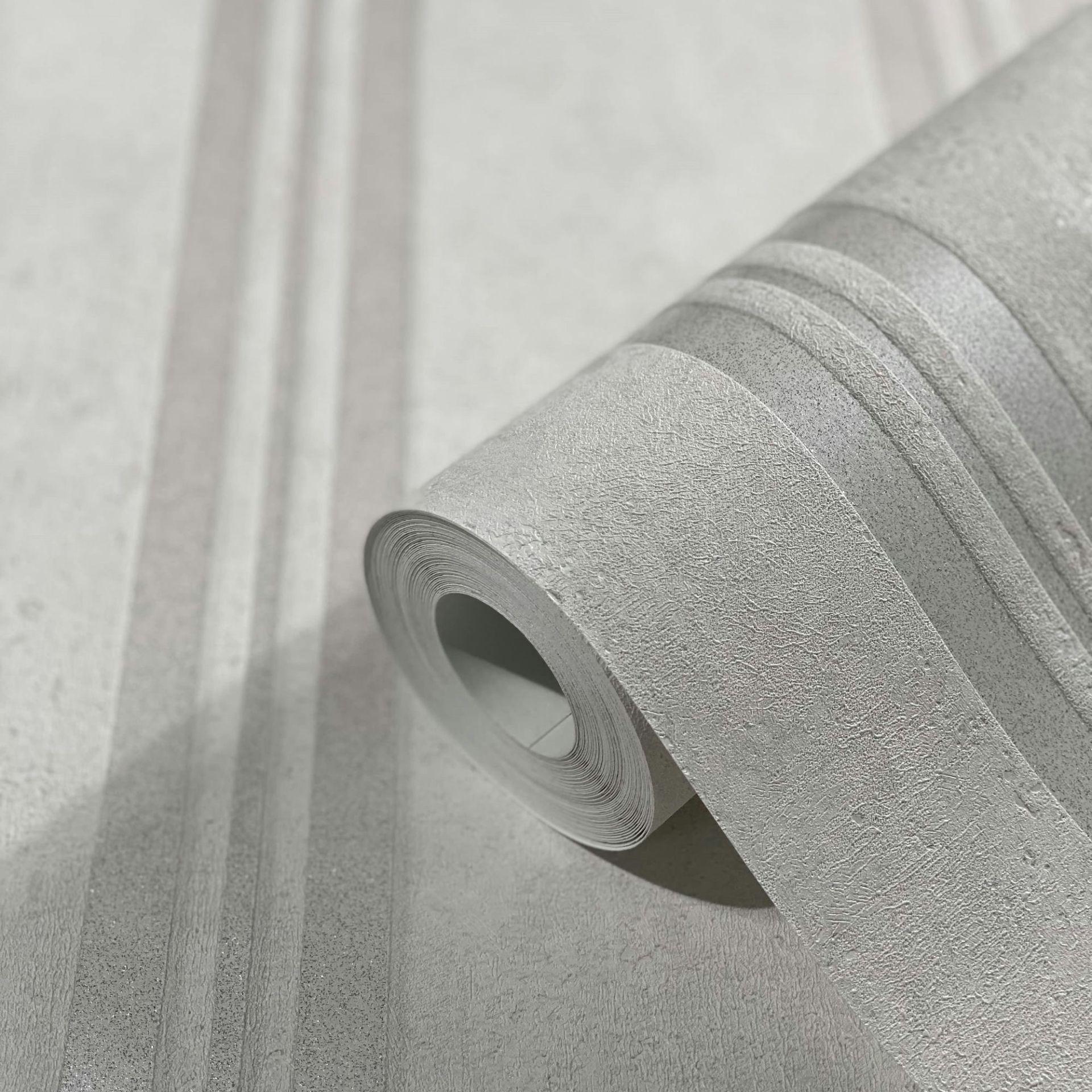 Non-woven tapet med striber og metallic-effekt grå striber 