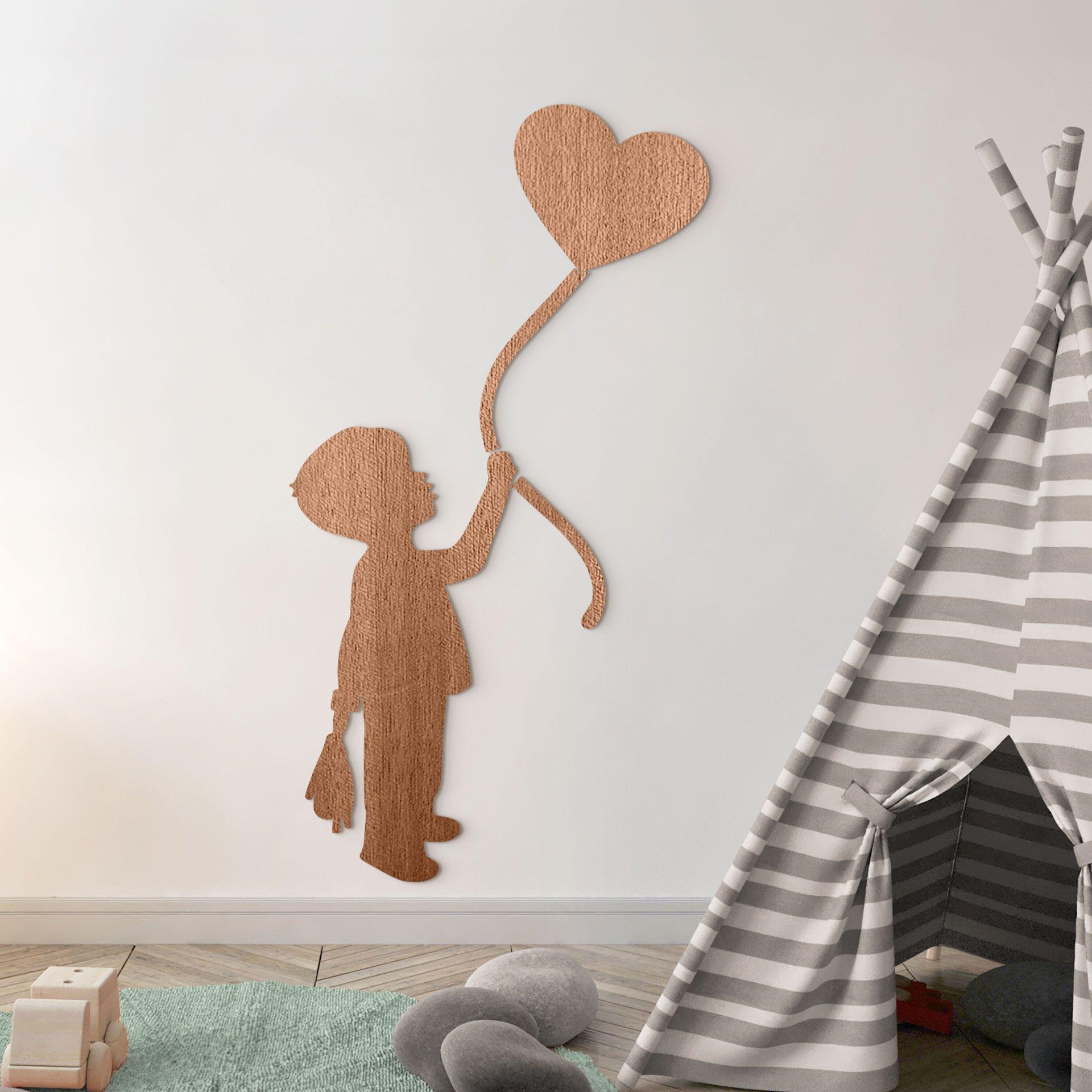 Decoración en madera niño con globo corazón - caoba
