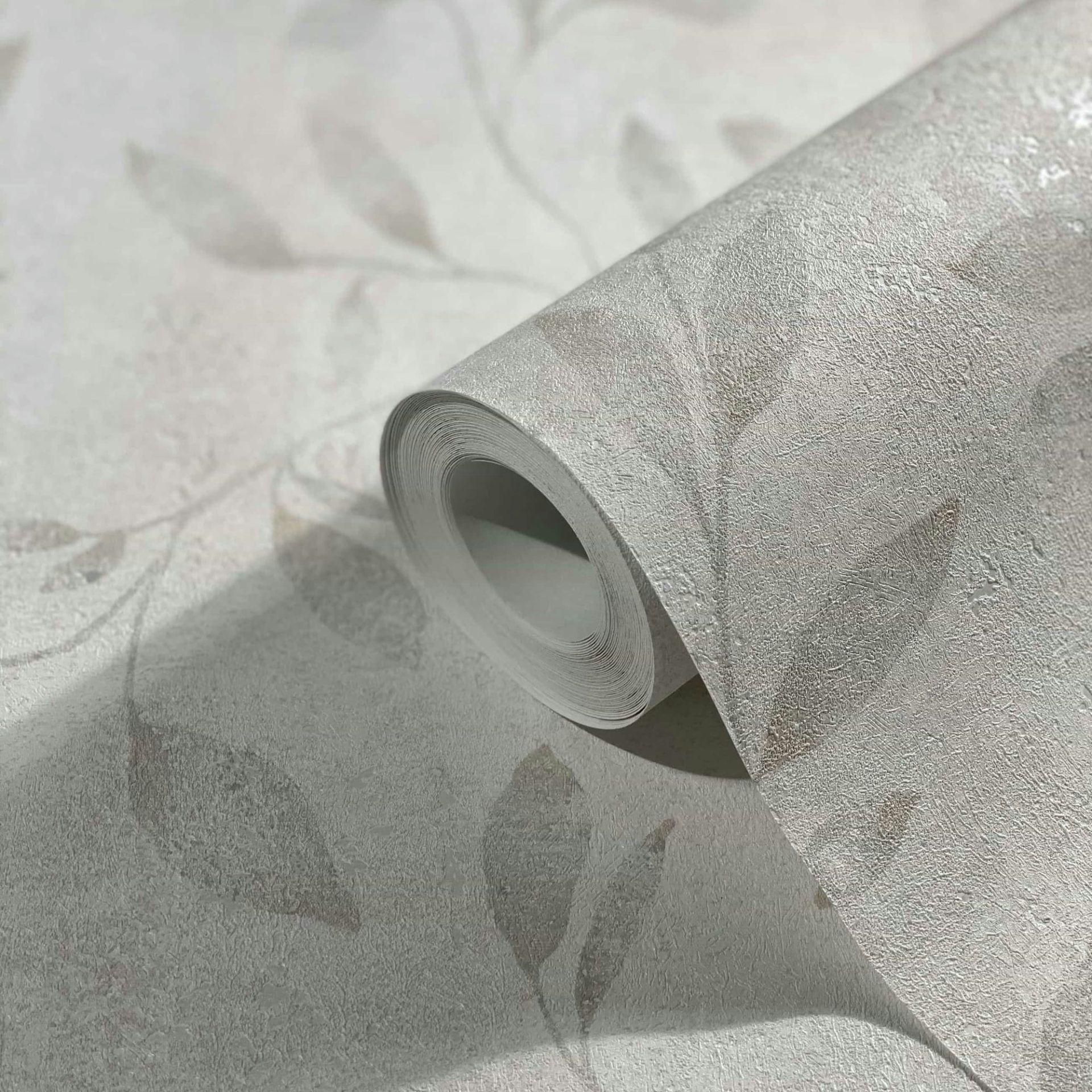 Non-woven tapet med bladmønster og metallic-effekt i hvidt blomstermønster 