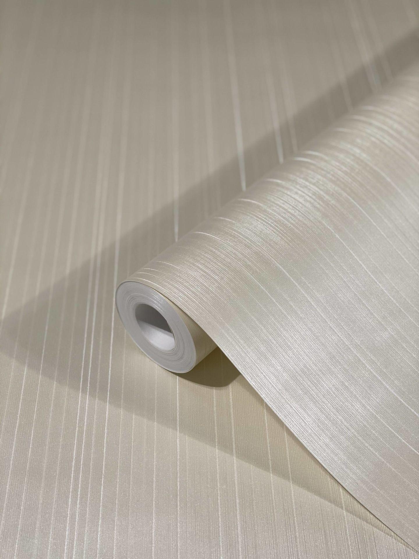 non-woven tapet med skinnende fine striber og linjer beige striber af Harald Glööckler